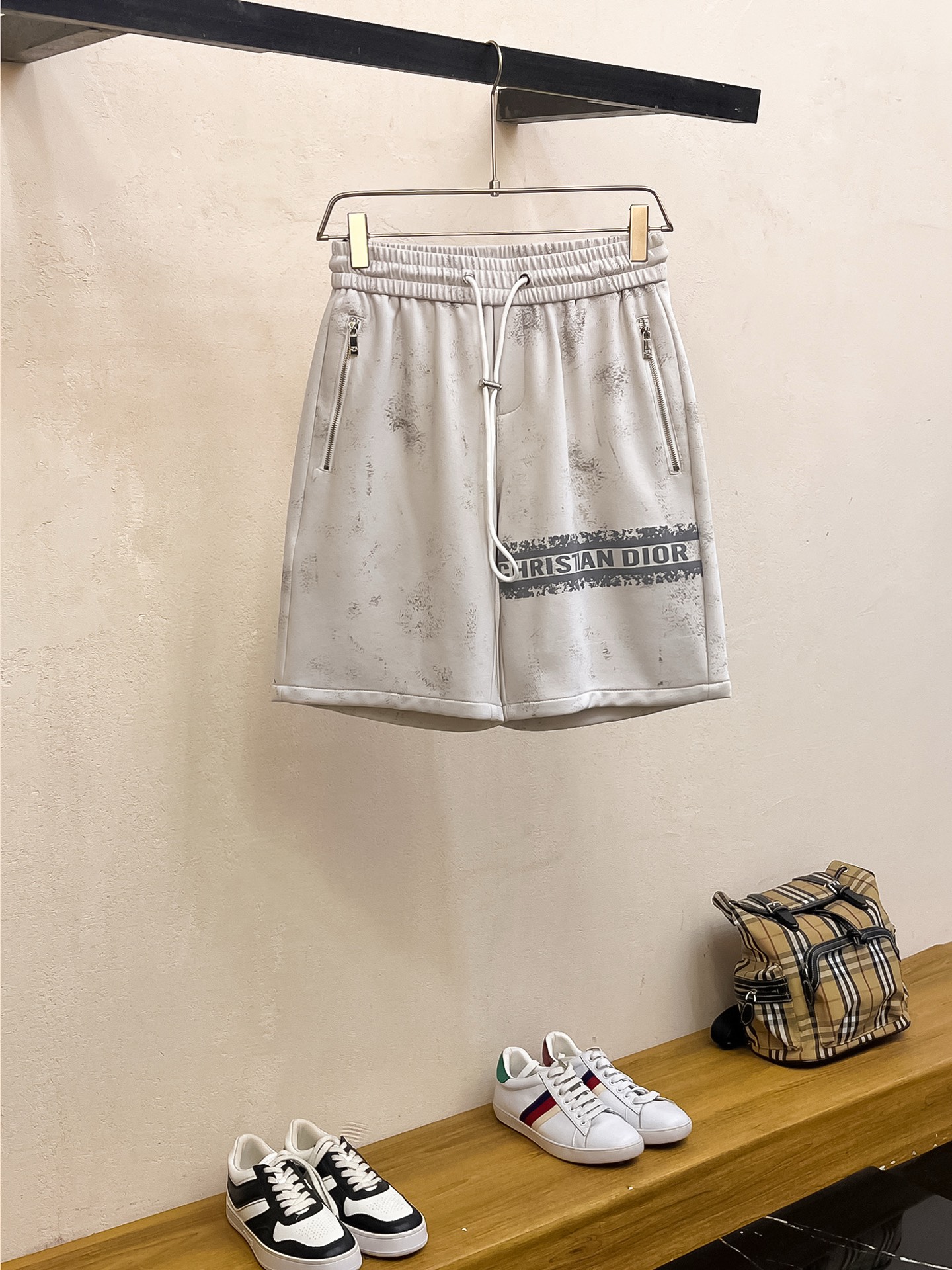 NO:449102,Dior has complete three standards. 2025 summer new men's casual shorts, high-end custom fabric breathable fabric, extremely breathable, elastic and comfortable, impeccable details, top-level auxiliary materials, original logo design concept, delicate and soft feel!  The upper body style is excellent!  Size M-XXXL order to report height and weight, dior, shorts, alexander wang19860909迪奥 三标齐全 2025夏季新款男士休闲短裤,高级定制面料透气面料 透气弹力舒适度极高,细节无可挑剔,顶级辅料配备,原版logo设计理念,手感细腻柔软！上身版型超赞！尺码M-XXXL下单报身高体重,,dior,shorts,alexander wang,Men's clothing