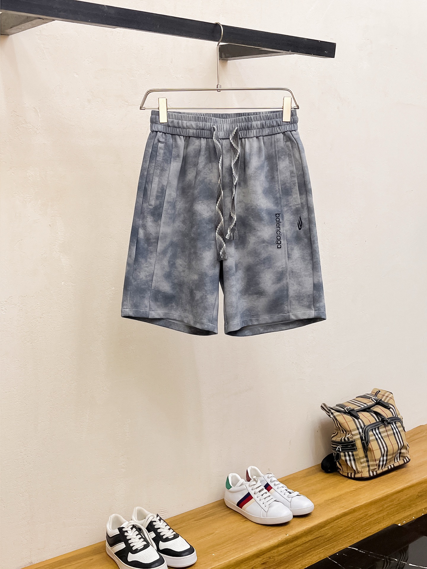 NO:449110,Balenciaga completes three standards. 2025 summer new men's casual shorts, high-end custom fabric breathable fabric, extremely breathable, elastic and comfortable, impeccable details, top-level auxiliary materials, original logo design concept, delicate and soft feel!  The upper body style is excellent!  Size M-XXXL order to report height and weight, balenciaga, shorts, alexander wang19860909巴黎世家 三标齐全 2025夏季新款男士休闲短裤,高级定制面料透气面料 透气弹力舒适度极高,细节无可挑剔,顶级辅料配备,原版logo设计理念,手感细腻柔软！上身版型超赞！尺码M-XXXL下单报身高体重,,balenciaga,shorts,alexander wang,Men's clothing