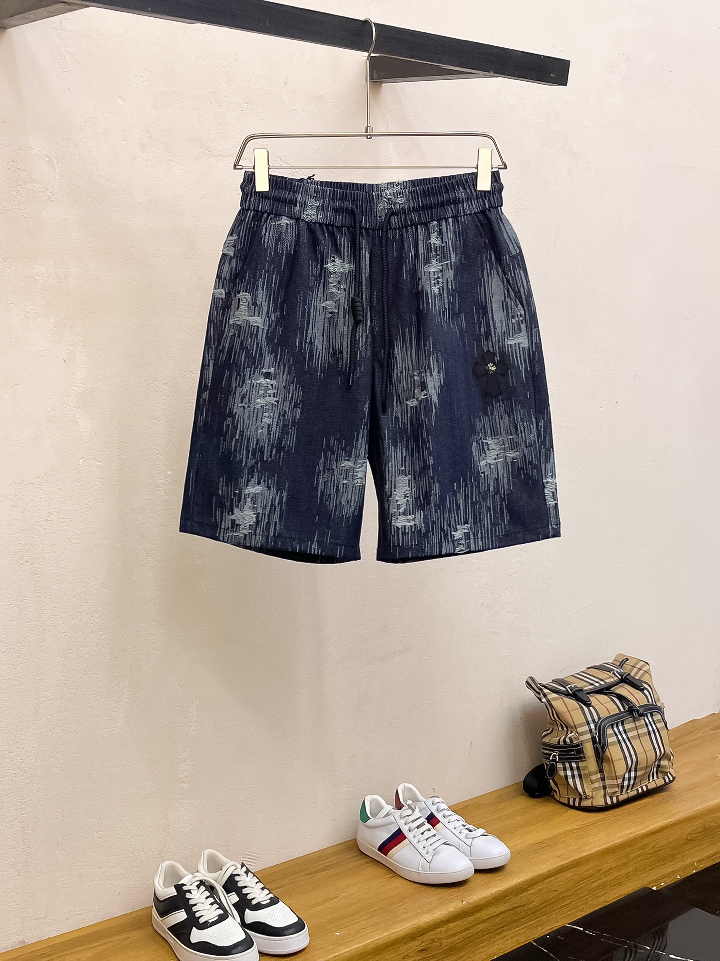 NO:449118,Croxin has complete three standards. 2025 summer new men's casual shorts, high-end custom fabric breathable fabric, extremely breathable, elastic and comfortable, impeccable details, top-level auxiliary materials, original logo design concept, delicate and soft feel!  The upper body style is excellent!  Size M-XXXL order to report height and weight, chrome hearts, shorts, alexander wang19860909克罗心 三标齐全 2025夏季新款男士休闲短裤,高级定制面料透气面料 透气弹力舒适度极高,细节无可挑剔,顶级辅料配备,原版logo设计理念,手感细腻柔软！上身版型超赞！尺码M-XXXL下单报身高体重,,chrome hearts,shorts,alexander wang,Men's clothing