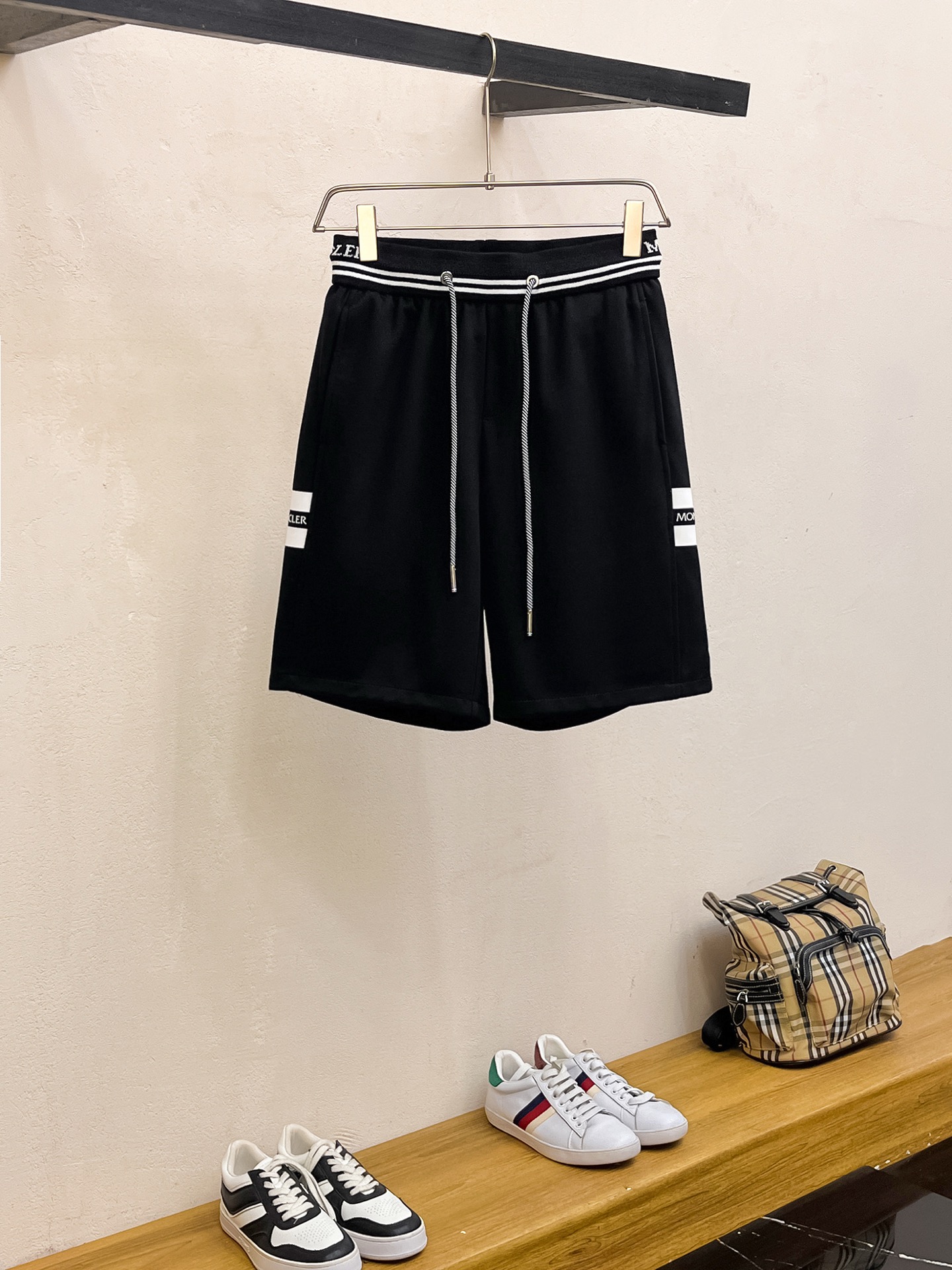 NO:449126,The three-standard 2025 summer new men's casual shorts, high-end custom fabric breathable fabric, extremely breathable elastic and comfortable, impeccable details, top-level auxiliary materials, original logo design concept, delicate and soft feel!  The upper body style is excellent!  Size M-XXXL order to report height and weight, Moncler, shorts, alexander wang19860909蒙口 三标齐全 2025夏季新款男士休闲短裤,高级定制面料透气面料 透气弹力舒适度极高,细节无可挑剔,顶级辅料配备,原版logo设计理念,手感细腻柔软！上身版型超赞！尺码M-XXXL下单报身高体重,,Moncler,shorts,alexander wang,Men's clothing