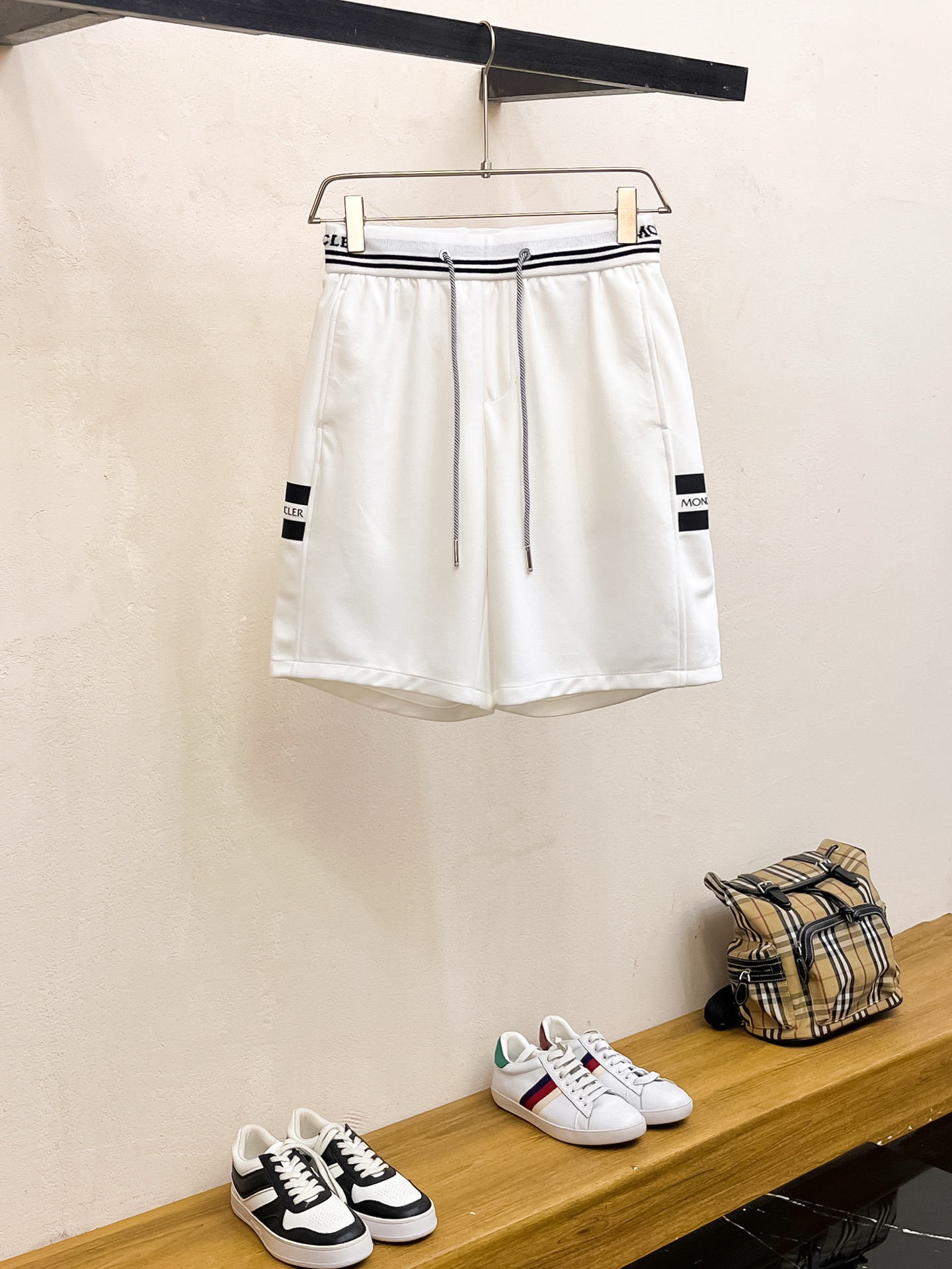 NO:449133,The three-standard 2025 summer new men's casual shorts, high-end custom fabric breathable fabric, extremely breathable elastic and comfortable, impeccable details, top-level auxiliary materials, original logo design concept, delicate and soft feel!  The upper body style is excellent!  Size M-XXXL order to report height and weight, Moncler, shorts, alexander wang19860909蒙口 三标齐全 2025夏季新款男士休闲短裤,高级定制面料透气面料 透气弹力舒适度极高,细节无可挑剔,顶级辅料配备,原版logo设计理念,手感细腻柔软！上身版型超赞！尺码M-XXXL下单报身高体重,,Moncler,shorts,alexander wang,Men's clothing