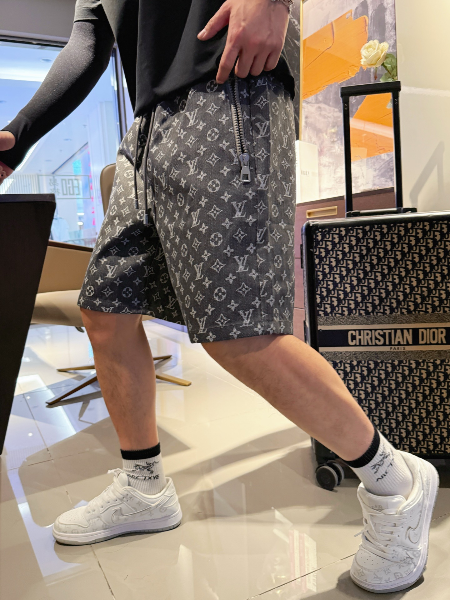 NO:413685,LV has three complete standards. 2025 summer new men's casual shorts, high-end custom fabric breathable fabric, extremely breathable, elastic and comfortable, impeccable details, top-level auxiliary materials, original logo design concept, delicate and soft feel!  The upper body style is excellent!  Size M-XXXL order to report height and weight, louis vuitton, shorts, alexander wang19860909LV 三标齐全 2025夏季新款男士休闲短裤,高级定制面料透气面料 透气弹力舒适度极高,细节无可挑剔,顶级辅料配备,原版logo设计理念,手感细腻柔软！上身版型超赞！尺码M-XXXL下单报身高体重,,louis vuitton,shorts,alexander wang,Men's clothing