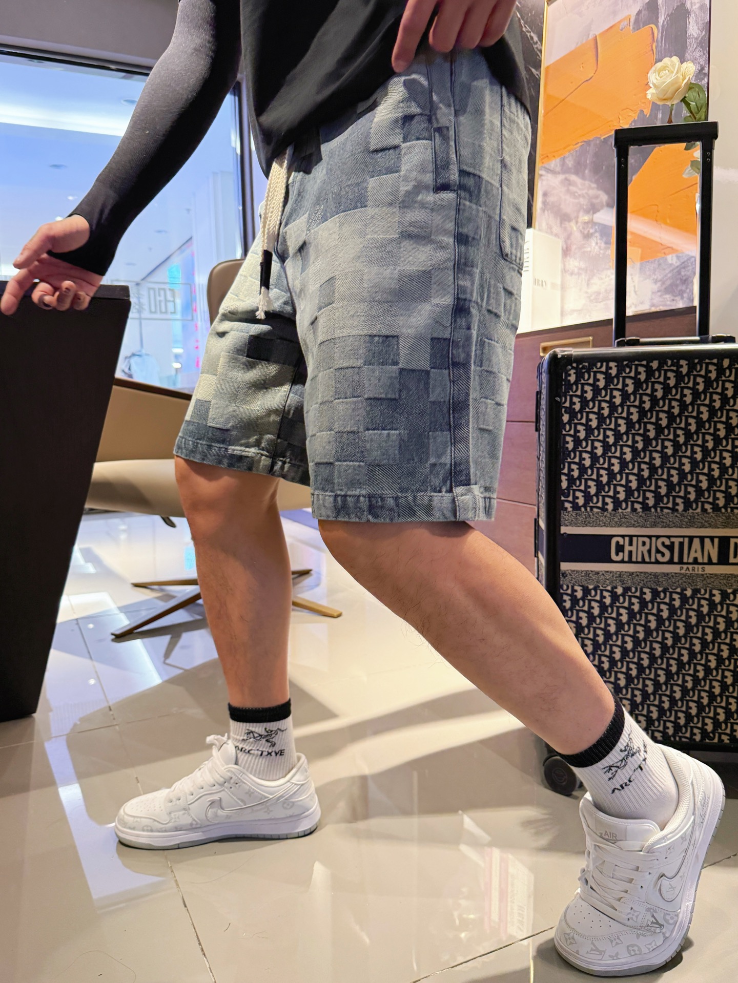 NO:413671,LV has three complete standards. 2025 summer new men's casual shorts, high-end custom fabric breathable fabric, extremely breathable, elastic and comfortable, impeccable details, top-level auxiliary materials, original logo design concept, delicate and soft feel!  The upper body style is excellent!  Size M-XXXL order to report height and weight, louis vuitton, shorts, alexander wang19860909LV 三标齐全 2025夏季新款男士休闲短裤,高级定制面料透气面料 透气弹力舒适度极高,细节无可挑剔,顶级辅料配备,原版logo设计理念,手感细腻柔软！上身版型超赞！尺码M-XXXL下单报身高体重,,louis vuitton,shorts,alexander wang,Men's clothing