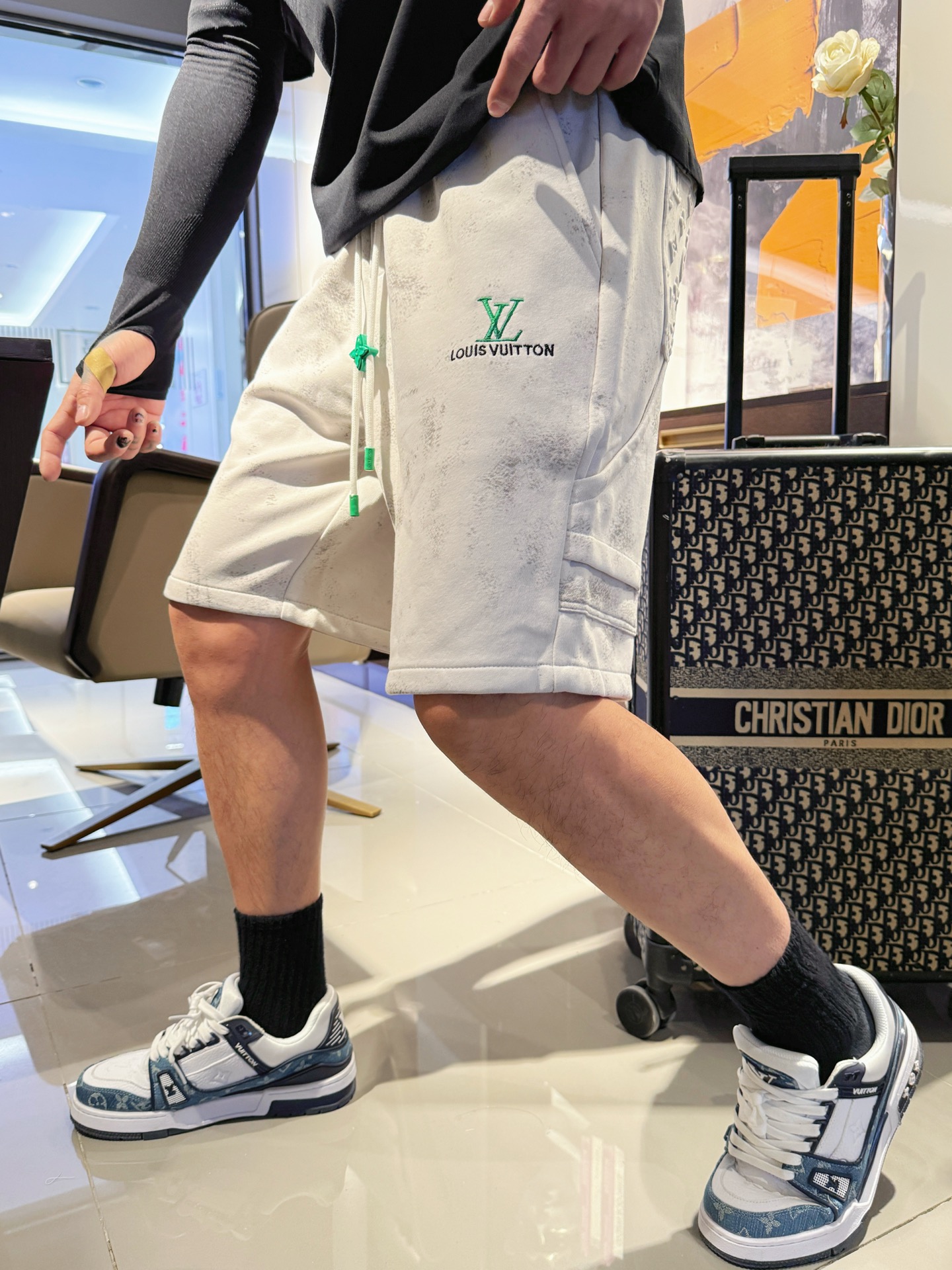 NO:413663,LV has three complete standards. 2025 summer new men's casual shorts, high-end custom fabric breathable fabric, extremely breathable, elastic and comfortable, impeccable details, top-level auxiliary materials, original logo design concept, delicate and soft feel!  The upper body style is excellent!  Size M-XXXL order to report height and weight, louis vuitton, shorts, alexander wang19860909LV 三标齐全 2025夏季新款男士休闲短裤,高级定制面料透气面料 透气弹力舒适度极高,细节无可挑剔,顶级辅料配备,原版logo设计理念,手感细腻柔软！上身版型超赞！尺码M-XXXL下单报身高体重,,louis vuitton,shorts,alexander wang,Men's clothing