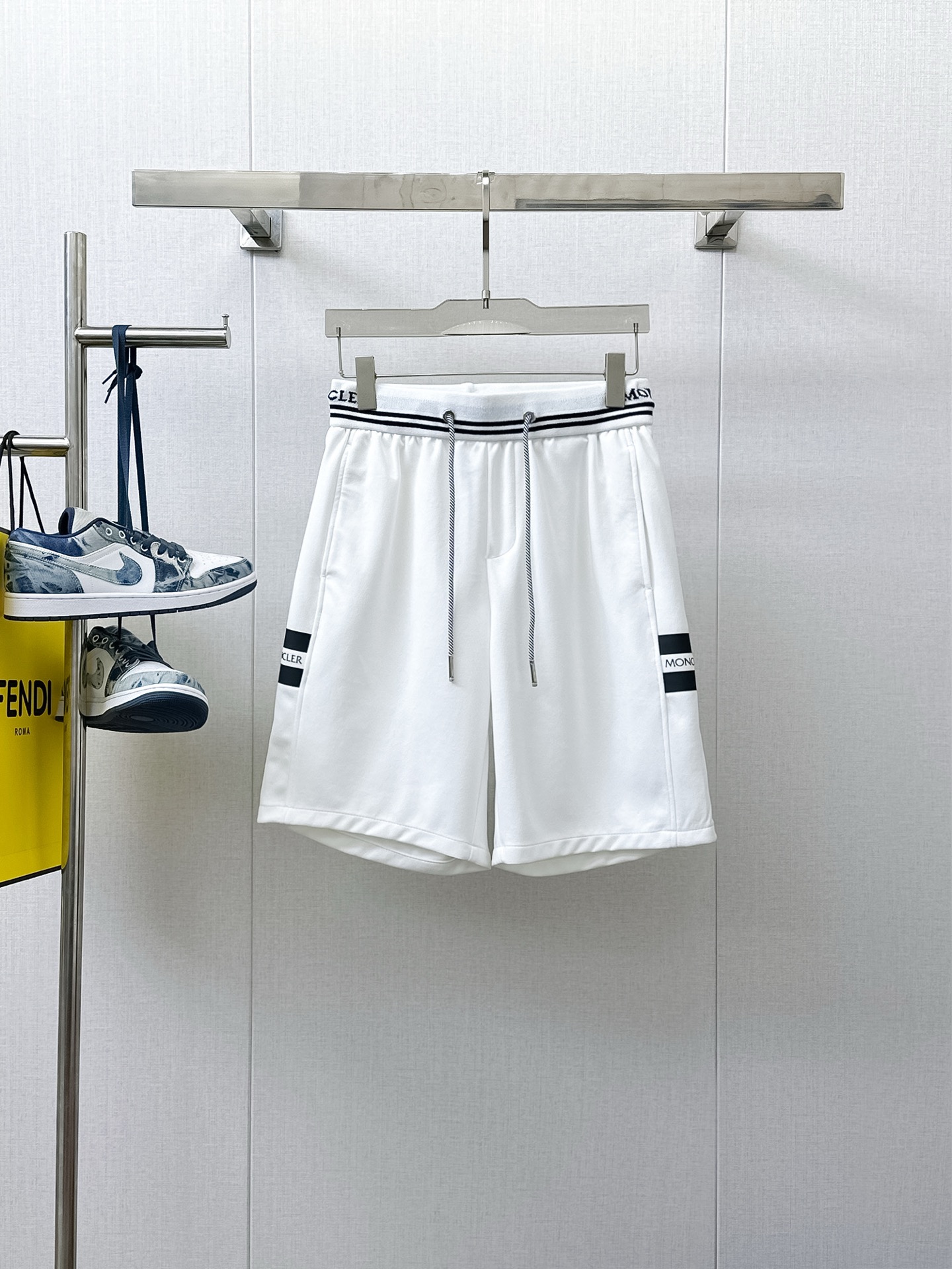 NO:410475,The three-standard mask is complete. New summer casual shorts for men, high-end custom fabric breathable fabric, extremely breathable, elastic and comfortable, impeccable details, top-level auxiliary materials, original logo design concept, delicate and soft feel!  The upper body style is excellent!  Size M-XXXL order to report height and weight, Moncler, shorts, alexander wang19860909蒙口 三标齐全 夏季新款男士休闲短裤,高级定制面料透气面料 透气弹力舒适度极高,细节无可挑剔,顶级辅料配备,原版logo设计理念,手感细腻柔软！上身版型超赞！尺码M-XXXL下单报身高体重,,Moncler,shorts,alexander wang,Men's clothing