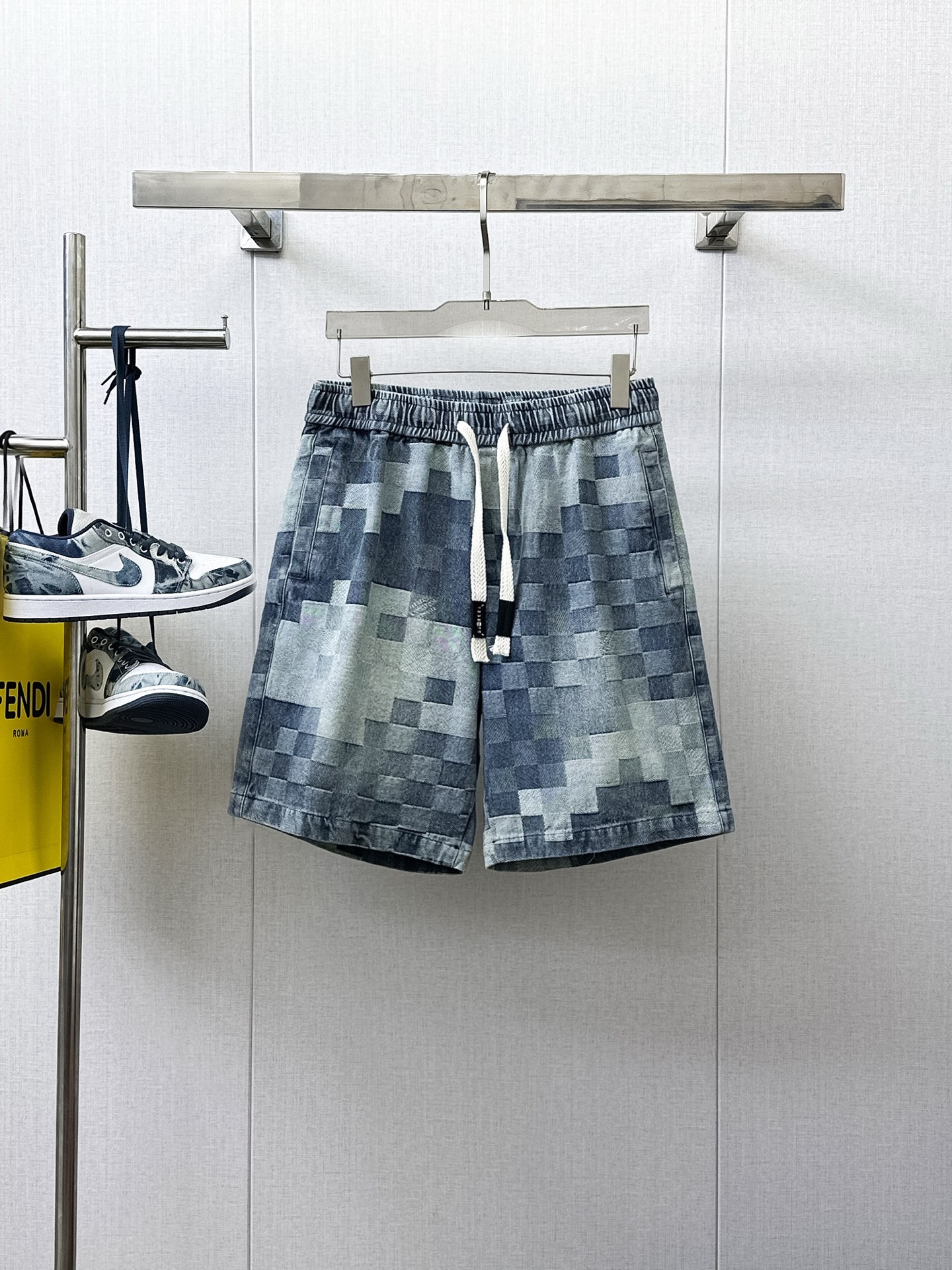 NO:410460,LV has three complete standards. New summer casual shorts for men, high-end custom fabric breathable fabric. Breathable elasticity and comfort, impeccable details, top-level auxiliary materials, original logo design concept, delicate and soft feel!  The upper body style is excellent!  Size M-XXXL order to report height and weight, louis vuitton, shorts, alexander wang19860909LV 三标齐全 夏季新款男士休闲短裤,高级定制面料透气面料 透气弹力舒适度极高,细节无可挑剔,顶级辅料配备,原版logo设计理念,手感细腻柔软！上身版型超赞！尺码M-XXXL下单报身高体重,,louis vuitton,shorts,alexander wang,Men's clothing