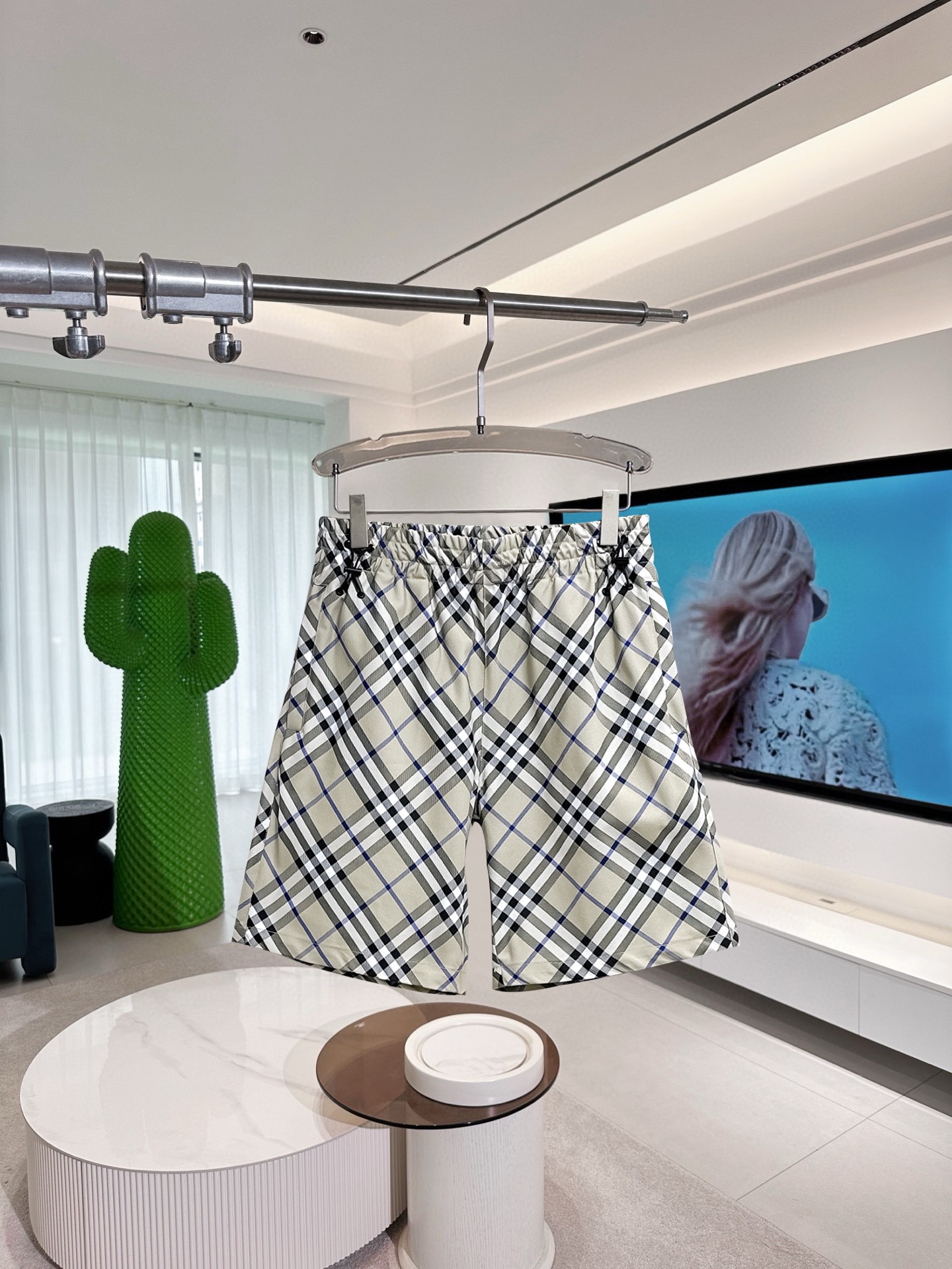 NO:417092,Burberry has complete three standards. 2025 summer new men's casual shorts, high-end custom fabric breathable fabric, extremely breathable, elastic and comfortable, impeccable details, top-level auxiliary materials, original logo design concept, delicate and soft feel!  The upper body style is excellent!  Size M-XXXL order to report height and weight, burberry, shorts, alexander wang19860909巴宝莉 三标齐全 2025夏季新款男士休闲短裤,高级定制面料透气面料 透气弹力舒适度极高,细节无可挑剔,顶级辅料配备,原版logo设计理念,手感细腻柔软！上身版型超赞！尺码M-XXXL下单报身高体重,,burberry,shorts,alexander wang,Men's clothing