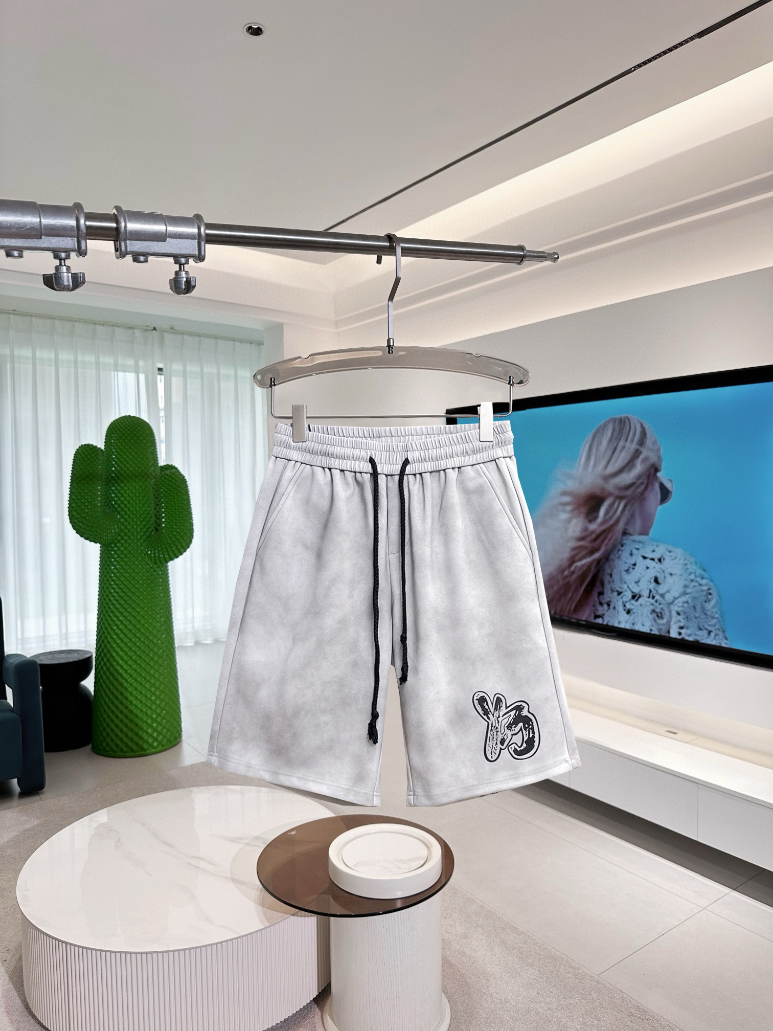 NO:417063,Y3 has complete three standards. The new 2025 summer casual shorts, high-end custom fabric breathable fabric, extremely breathable, elastic and comfortable, impeccable details, top-level auxiliary materials, original logo design concept, delicate and soft feel!  The upper body style is excellent!  Size M-XXXL order to report height and weight, shorts, alexander wang19860909Y3 三标齐全 2025夏季新款男士休闲短裤,高级定制面料透气面料 透气弹力舒适度极高,细节无可挑剔,顶级辅料配备,原版logo设计理念,手感细腻柔软！上身版型超赞！尺码M-XXXL下单报身高体重,,shorts,alexander wang,Men's clothing