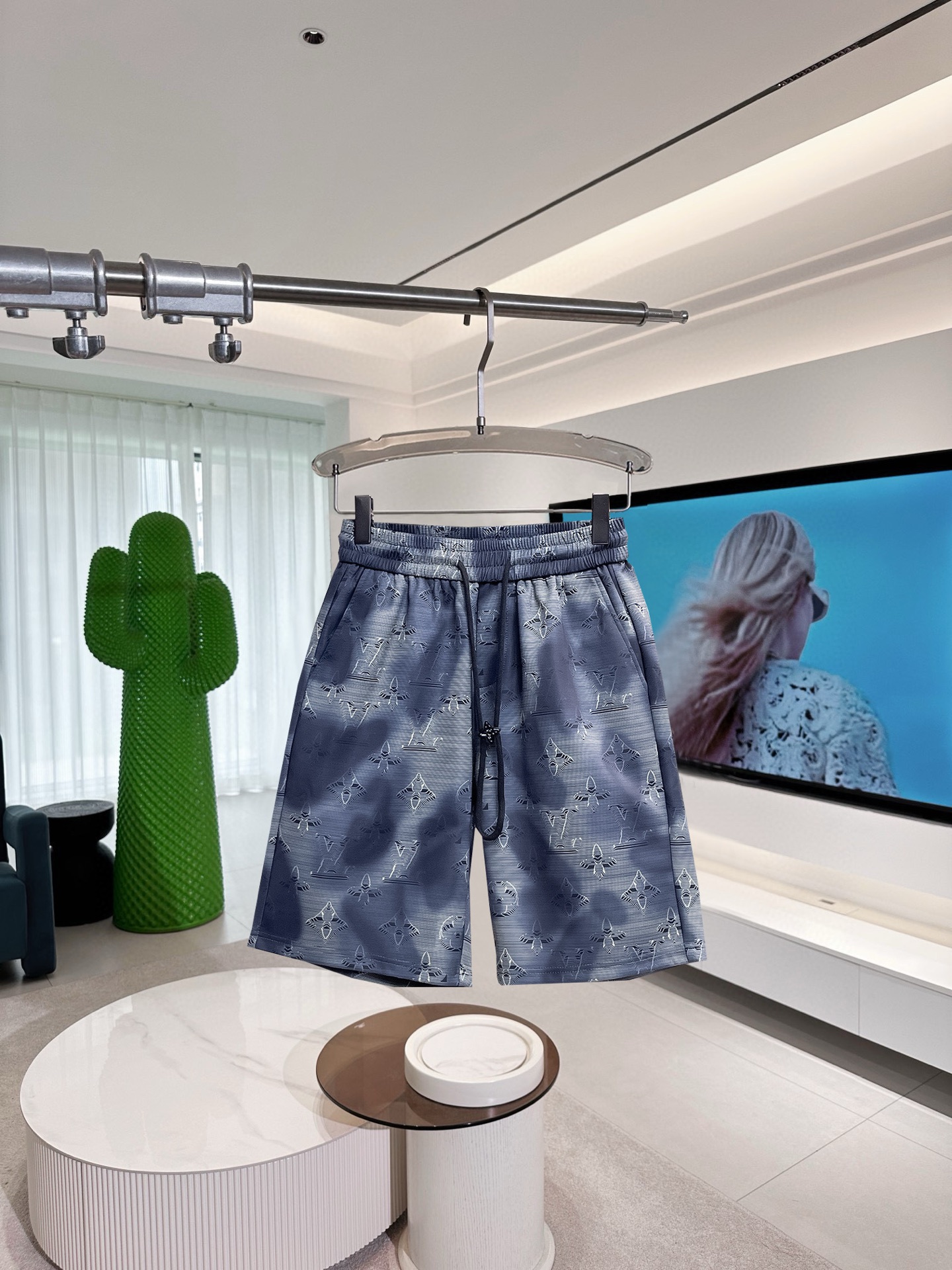 NO:417069,LV has three complete standards. 2025 summer new men's casual shorts, high-end custom fabric breathable fabric, extremely breathable, elastic and comfortable, impeccable details, top-level auxiliary materials, original logo design concept, delicate and soft feel!  The upper body style is excellent!  Size M-XXXL order to report height and weight, louis vuitton, shorts, alexander wang19860909LV 三标齐全 2025夏季新款男士休闲短裤,高级定制面料透气面料 透气弹力舒适度极高,细节无可挑剔,顶级辅料配备,原版logo设计理念,手感细腻柔软！上身版型超赞！尺码M-XXXL下单报身高体重,,louis vuitton,shorts,alexander wang,Men's clothing