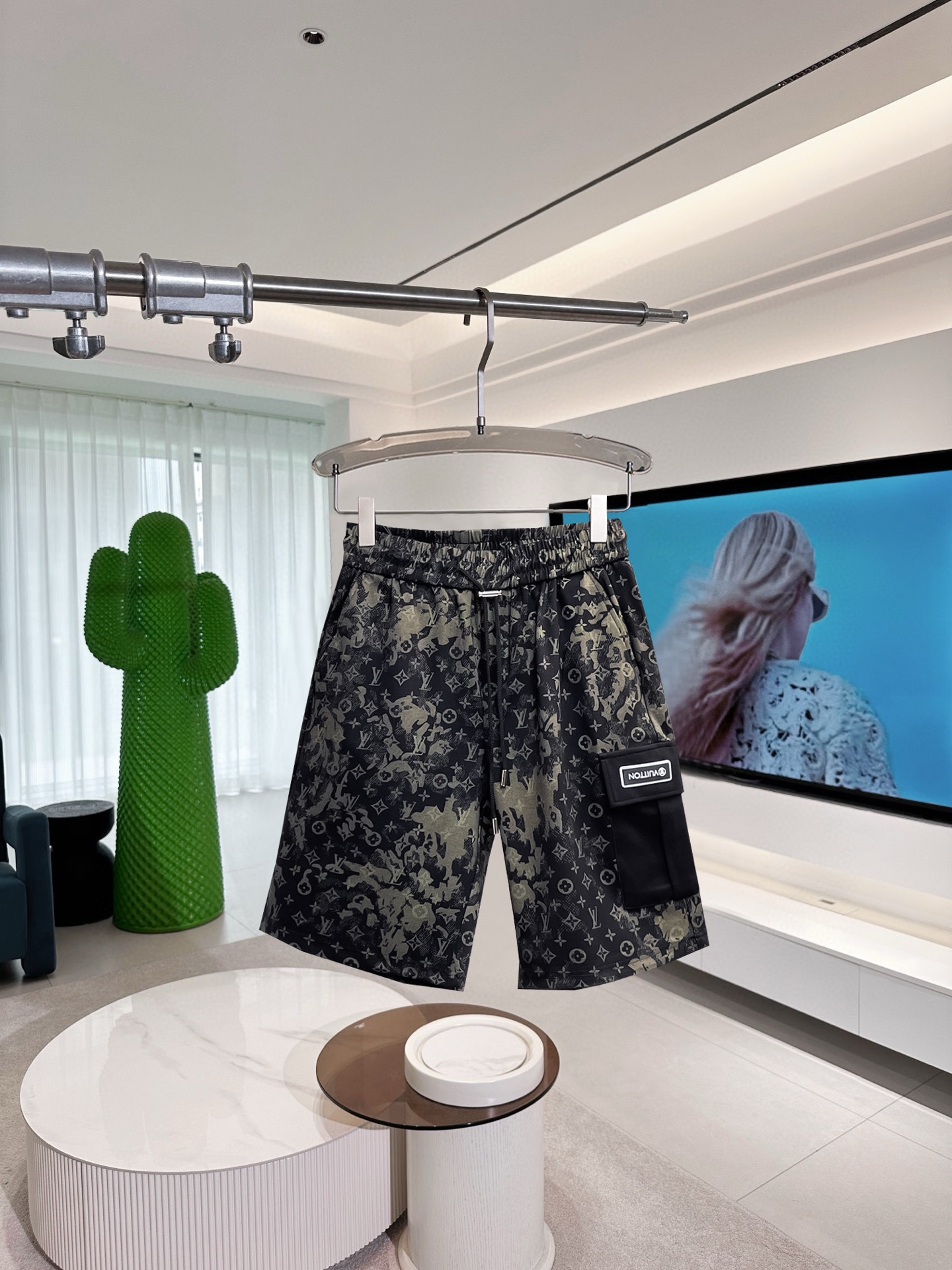 NO:417082,LV has three complete standards. 2025 summer new men's casual shorts, high-end custom fabric breathable fabric, extremely breathable, elastic and comfortable, impeccable details, top-level auxiliary materials, original logo design concept, delicate and soft feel!  The upper body style is excellent!  Size M-XXXL order to report height and weight, louis vuitton, shorts, alexander wang19860909LV 三标齐全 2025夏季新款男士休闲短裤,高级定制面料透气面料 透气弹力舒适度极高,细节无可挑剔,顶级辅料配备,原版logo设计理念,手感细腻柔软！上身版型超赞！尺码M-XXXL下单报身高体重,,louis vuitton,shorts,alexander wang,Men's clothing