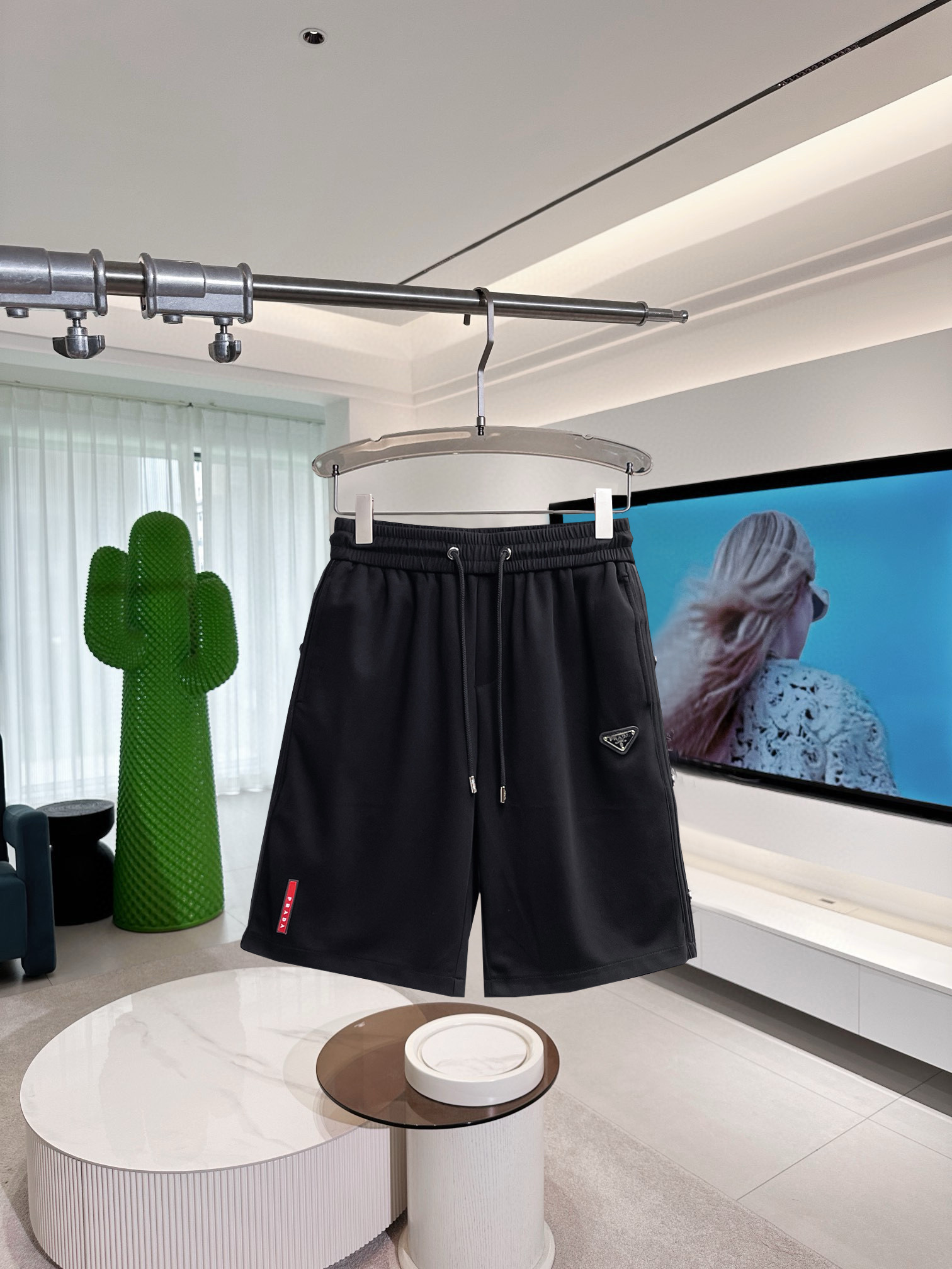 NO:417090,Prada has three standards, 2025 summer new men's casual shorts, high-end custom fabric, breathable fabric, extremely breathable, elastic and comfortable, impeccable details, top-level auxiliary materials, original logo design concept, delicate and soft feel!  The upper body style is excellent!  Size M-XXXL order to report height and weight, prada, shorts, alexander wang19860909普拉达 三标齐全 2025夏季新款男士休闲短裤,高级定制面料透气面料 透气弹力舒适度极高,细节无可挑剔,顶级辅料配备,原版logo设计理念,手感细腻柔软！上身版型超赞！尺码M-XXXL下单报身高体重,,prada,shorts,alexander wang,Men's clothing