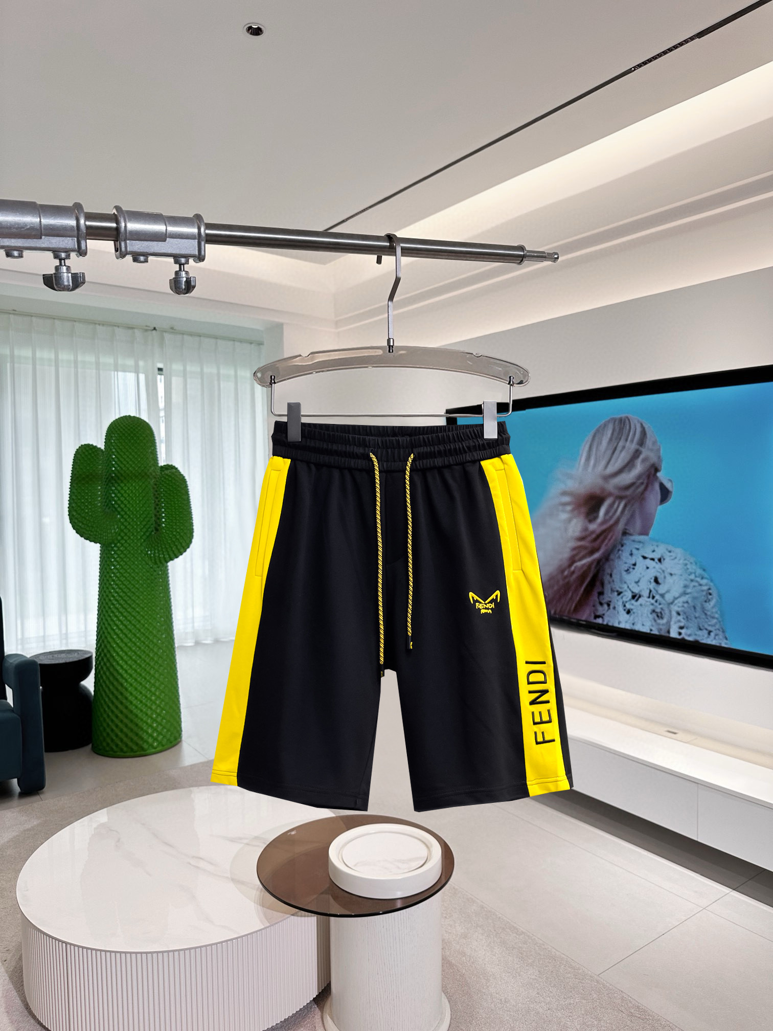 NO:417106,Fendi has complete three standards. 2025 summer new men's casual shorts, high-end customized fabric breathable fabric, extremely breathable, elastic and comfortable, impeccable details, top-level auxiliary materials, original logo design concept, delicate and soft feel!  The upper body style is excellent!  Size M-XXXL order to report height and weight, fendi, shorts, alexander wang19860909芬迪 三标齐全 2025夏季新款男士休闲短裤,高级定制面料透气面料 透气弹力舒适度极高,细节无可挑剔,顶级辅料配备,原版logo设计理念,手感细腻柔软！上身版型超赞！尺码M-XXXL下单报身高体重,,fendi,shorts,alexander wang,Men's clothing