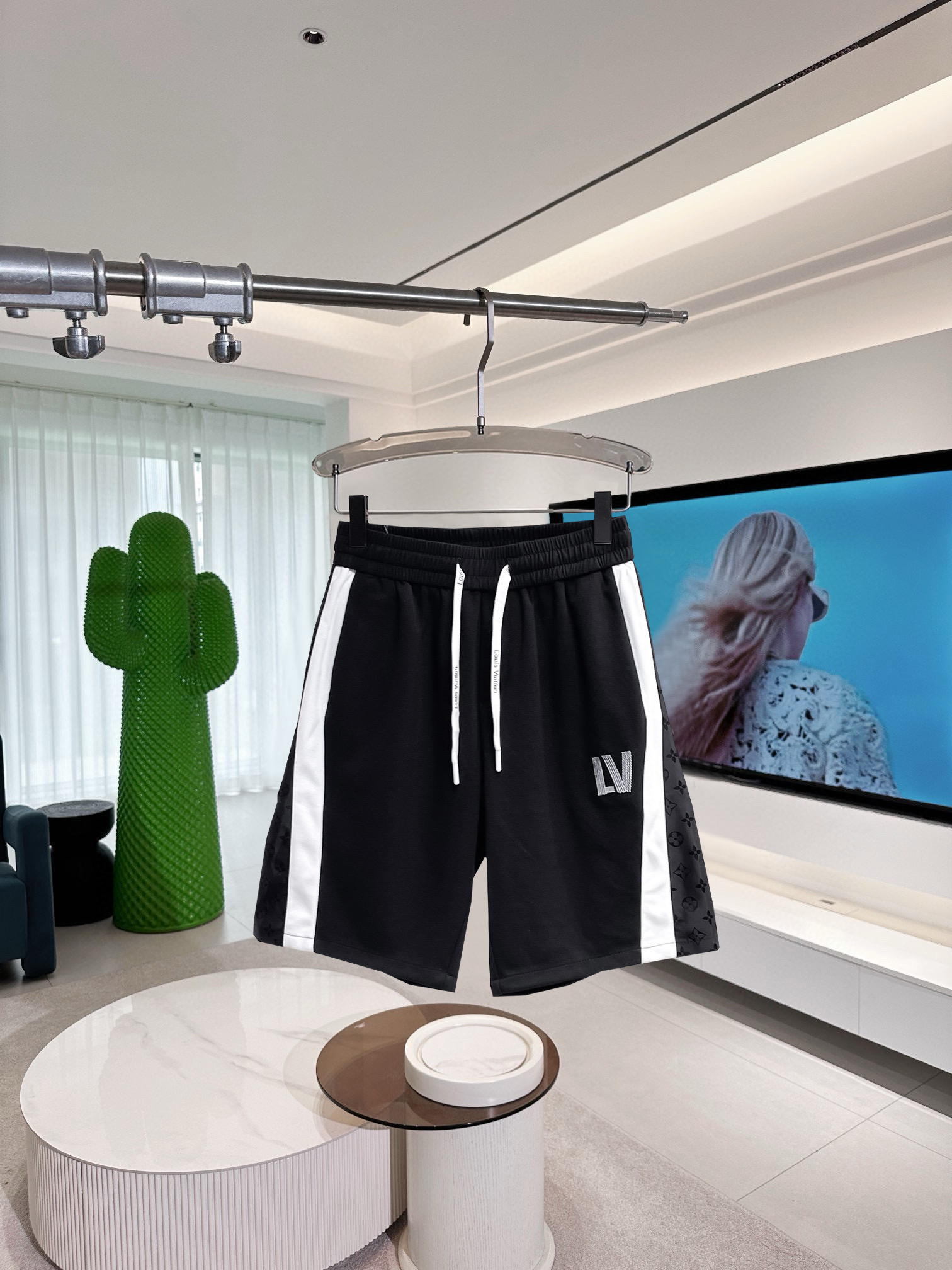 NO:417113,LV has three complete standards. 2025 summer new men's casual shorts, high-end custom fabric breathable fabric, extremely breathable, elastic and comfortable, impeccable details, top-level auxiliary materials, original logo design concept, delicate and soft feel!  The upper body style is excellent!  Size M-XXXL order to report height and weight, louis vuitton, shorts, alexander wang19860909LV 三标齐全 2025夏季新款男士休闲短裤,高级定制面料透气面料 透气弹力舒适度极高,细节无可挑剔,顶级辅料配备,原版logo设计理念,手感细腻柔软！上身版型超赞！尺码M-XXXL下单报身高体重,,louis vuitton,shorts,alexander wang,Men's clothing