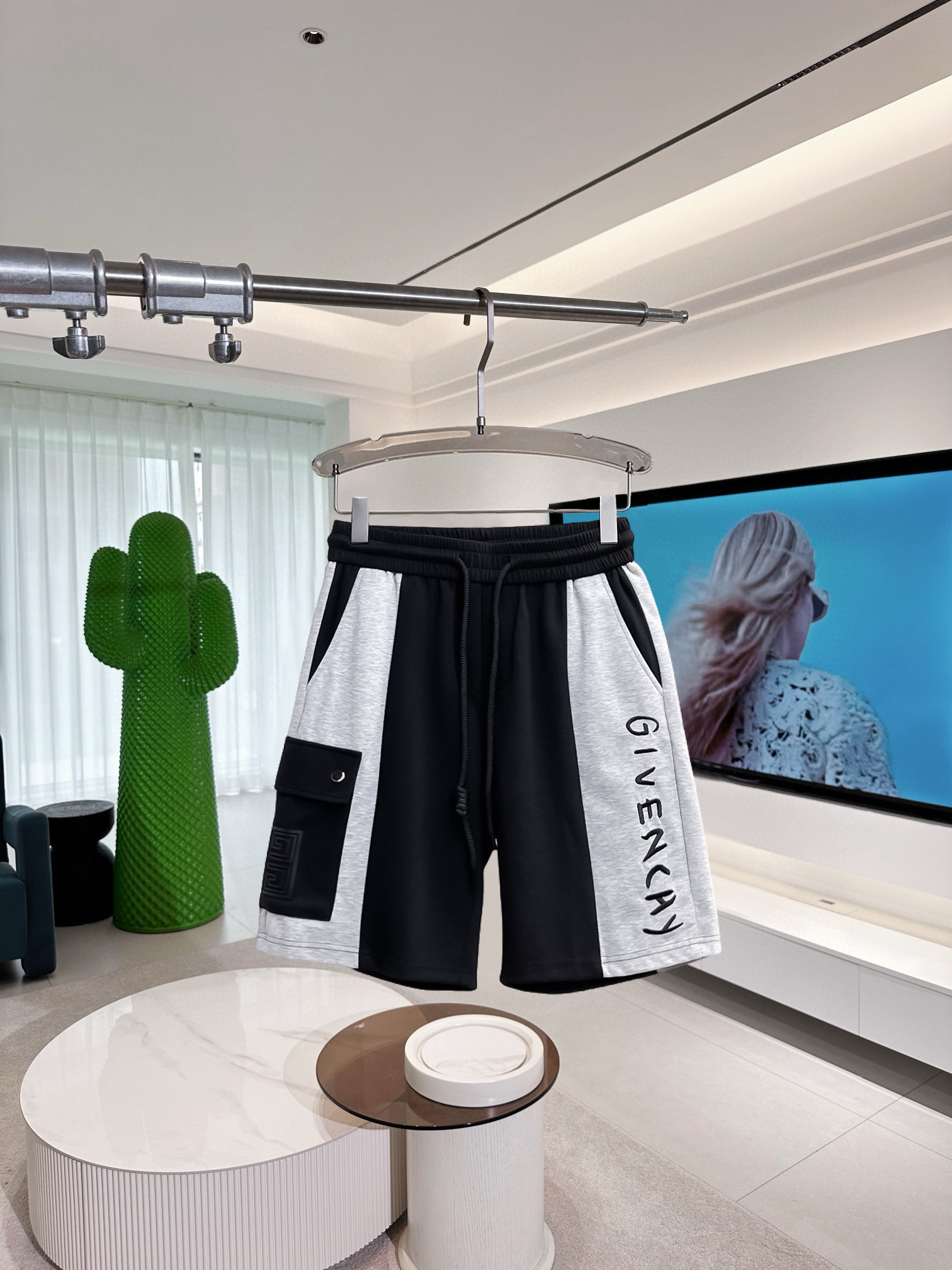 NO:417120,Givenchy has complete three standards. 2025 summer new men's casual shorts, high-end custom fabric breathable fabric, extremely breathable, elastic and comfortable, impeccable details, top-level auxiliary materials, original logo design concept, delicate and soft feel!  The upper body style is excellent!  Size M-XXXL order to report height and weight, given, shorts, alexander wang19860909纪梵希 三标齐全 2025夏季新款男士休闲短裤,高级定制面料透气面料 透气弹力舒适度极高,细节无可挑剔,顶级辅料配备,原版logo设计理念,手感细腻柔软！上身版型超赞！尺码M-XXXL下单报身高体重,,givenchy,shorts,alexander wang,Men's clothing