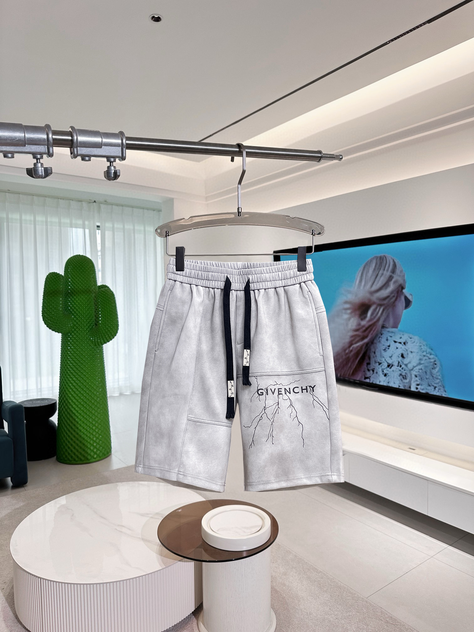 NO:417064,Givenchy has complete three standards. 2025 summer new men's casual shorts, high-end custom fabric breathable fabric, extremely breathable, elastic and comfortable, impeccable details, top-level auxiliary materials, original logo design concept, delicate and soft feel!  The upper body style is excellent!  Size M-XXXL order to report height and weight, given, shorts, alexander wang19860909纪梵希 三标齐全 2025夏季新款男士休闲短裤,高级定制面料透气面料 透气弹力舒适度极高,细节无可挑剔,顶级辅料配备,原版logo设计理念,手感细腻柔软！上身版型超赞！尺码M-XXXL下单报身高体重,,givenchy,shorts,alexander wang,Men's clothing