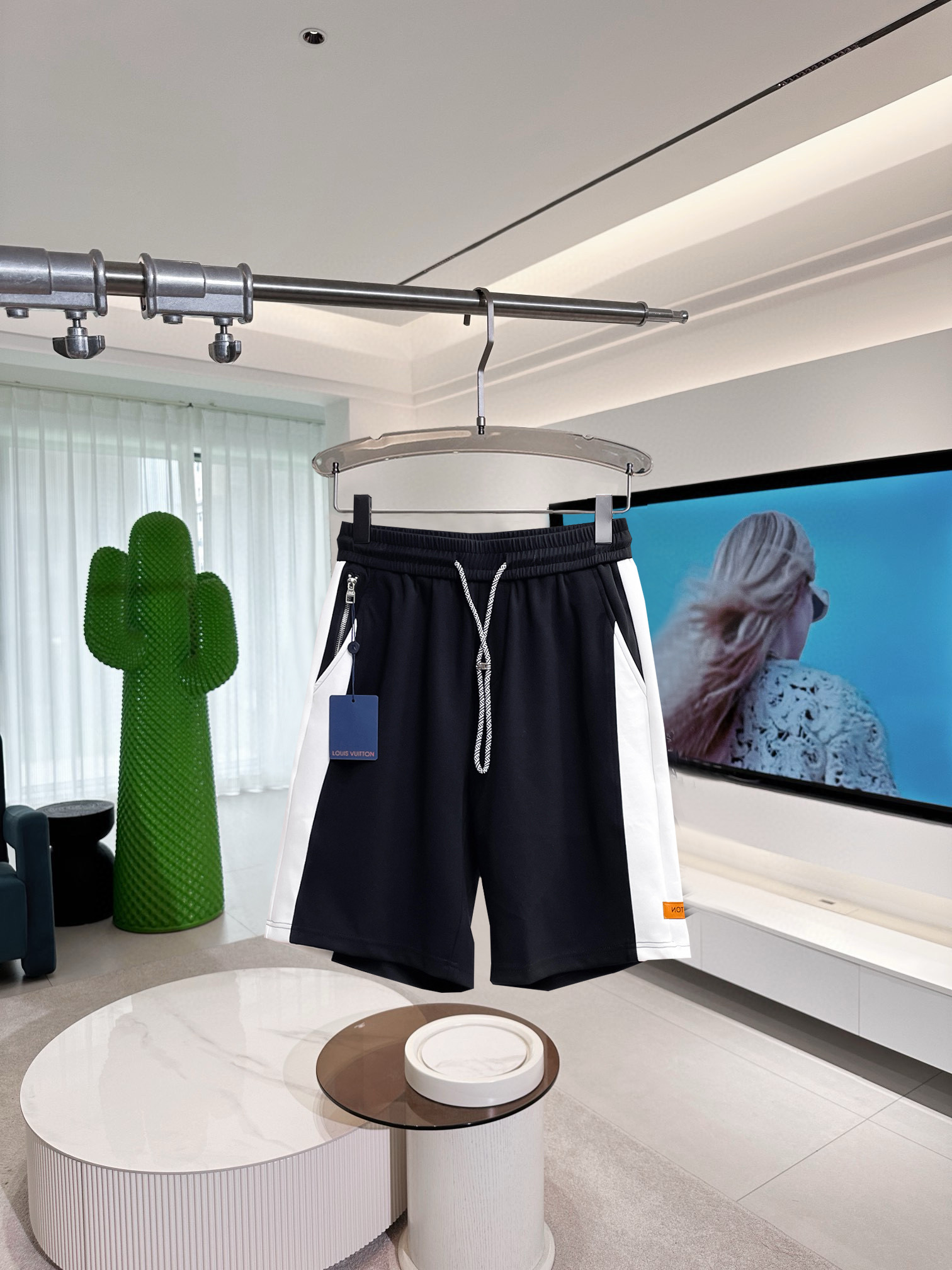 NO:417070,LV has three complete standards. 2025 summer new men's casual shorts, high-end custom fabric breathable fabric, extremely breathable, elastic and comfortable, impeccable details, top-level auxiliary materials, original logo design concept, delicate and soft feel!  The upper body style is excellent!  Size M-XXXL order to report height and weight, louis vuitton, shorts, alexander wang19860909LV 三标齐全 2025夏季新款男士休闲短裤,高级定制面料透气面料 透气弹力舒适度极高,细节无可挑剔,顶级辅料配备,原版logo设计理念,手感细腻柔软！上身版型超赞！尺码M-XXXL下单报身高体重,,louis vuitton,shorts,alexander wang,Men's clothing