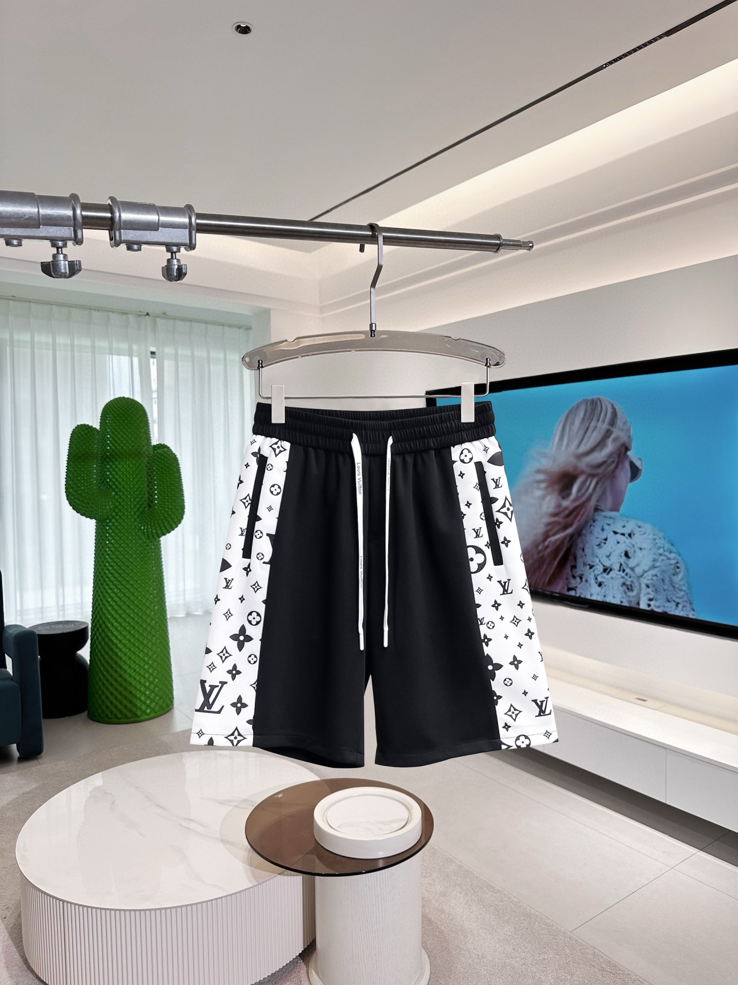 NO:417084,LV has three complete standards. 2025 summer new men's casual shorts, high-end custom fabric breathable fabric, extremely breathable, elastic and comfortable, impeccable details, top-level auxiliary materials, original logo design concept, delicate and soft feel!  The upper body style is excellent!  Size M-XXXL order to report height and weight, louis vuitton, shorts, alexander wang19860909LV 三标齐全 2025夏季新款男士休闲短裤,高级定制面料透气面料 透气弹力舒适度极高,细节无可挑剔,顶级辅料配备,原版logo设计理念,手感细腻柔软！上身版型超赞！尺码M-XXXL下单报身高体重,,louis vuitton,shorts,alexander wang,Men's clothing