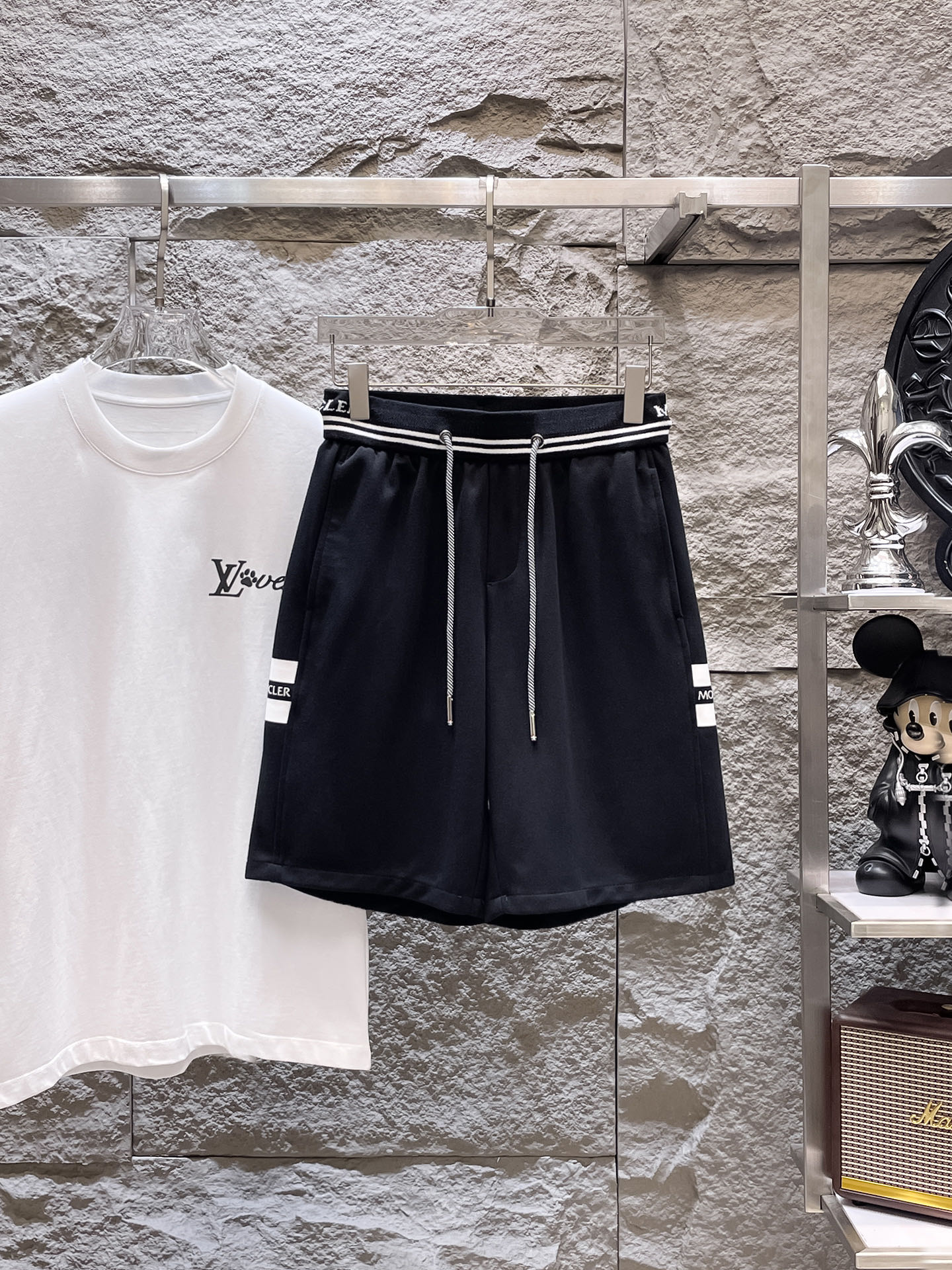 NO:775041,2026 new summer men's casual shorts with complete three-standard muzzle protection, advanced custom-made breathable fabrics, extremely breathable, elastic and comfortable, with impeccable details, top-grade accessories, original logo design concept, delicate and soft feel!  The upper body fit is awesome!  Sizes M-XXXL, please state your height and weight when ordering,,Moncler,shorts,19860909蒙口三标齐全 2026夏季新款男士休闲短裤,高级定制面料透气面料 透气弹力舒适度极高,细节无可挑剔,顶级辅料配备,原版logo设计理念,手感细腻柔软！上身版型超赞！尺码M-XXXL下单报身高体重,,Moncler,shorts,,Men's clothing