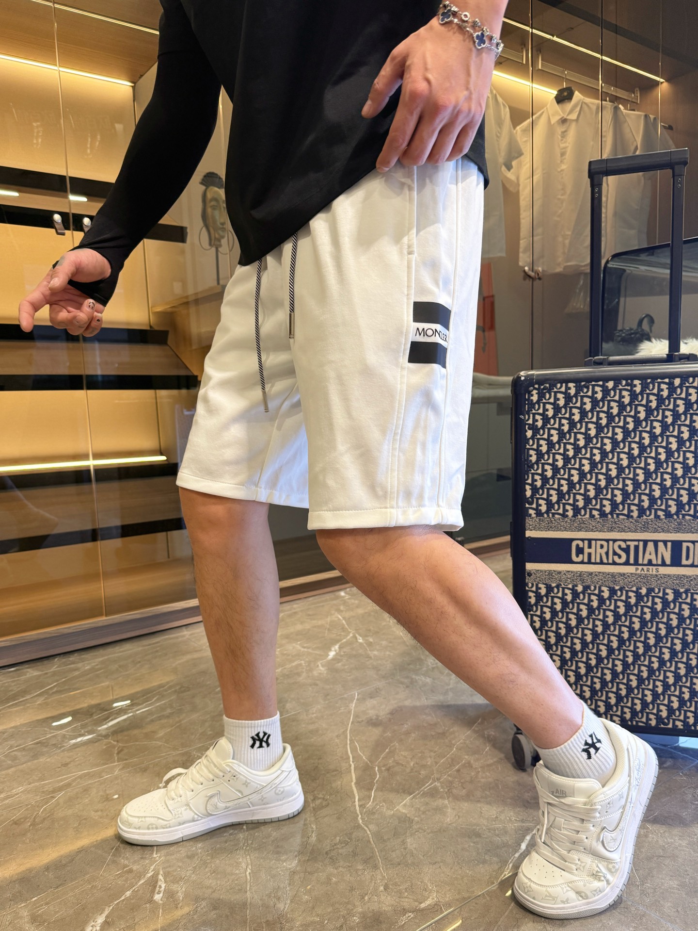 NO:477542,The three-standard 2025 summer new men's casual shorts, high-end custom fabric breathable fabric, extremely breathable elastic and comfortable, impeccable details, top-level auxiliary materials, original logo design concept, delicate and soft feel!  The upper body style is excellent!  Size M-XXXL order to report height and weight, Moncler, shorts, alexander wang19860909蒙口 三标齐全 2025夏季新款男士休闲短裤,高级定制面料透气面料 透气弹力舒适度极高,细节无可挑剔,顶级辅料配备,原版logo设计理念,手感细腻柔软！上身版型超赞！尺码M-XXXL下单报身高体重,,Moncler,shorts,alexander wang,Men's clothing