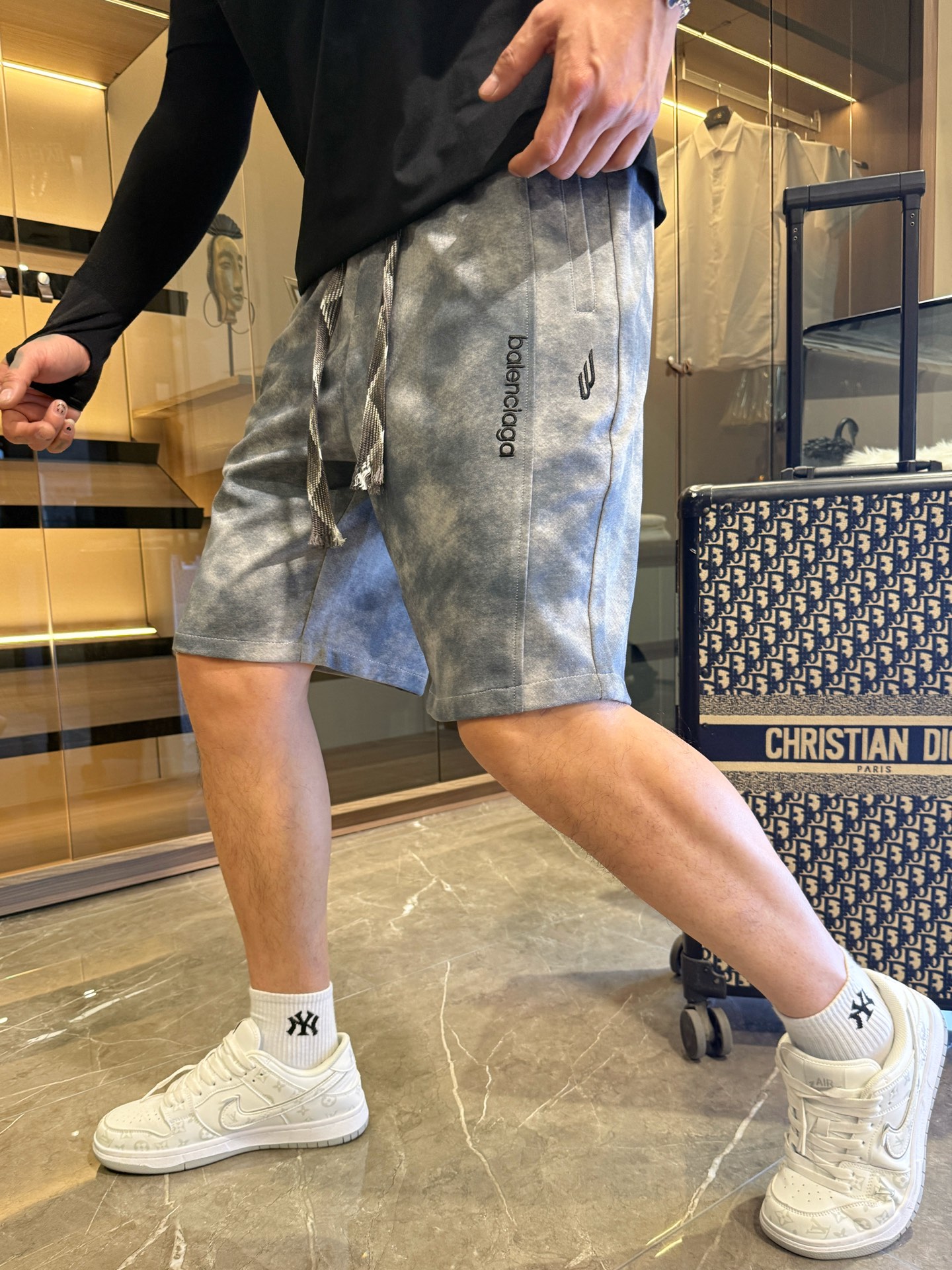 NO:477508,Balenciaga completes three standards. 2025 summer new men's casual shorts, high-end custom fabric breathable fabric, extremely breathable, elastic and comfortable, impeccable details, top-level auxiliary materials, original logo design concept, delicate and soft feel!  The upper body style is excellent!  Size M-XXXL order to report height and weight, balenciaga, shorts, alexander wang19860909巴黎世家 三标齐全 2025夏季新款男士休闲短裤,高级定制面料透气面料 透气弹力舒适度极高,细节无可挑剔,顶级辅料配备,原版logo设计理念,手感细腻柔软！上身版型超赞！尺码M-XXXL下单报身高体重,,balenciaga,shorts,alexander wang,Men's clothing