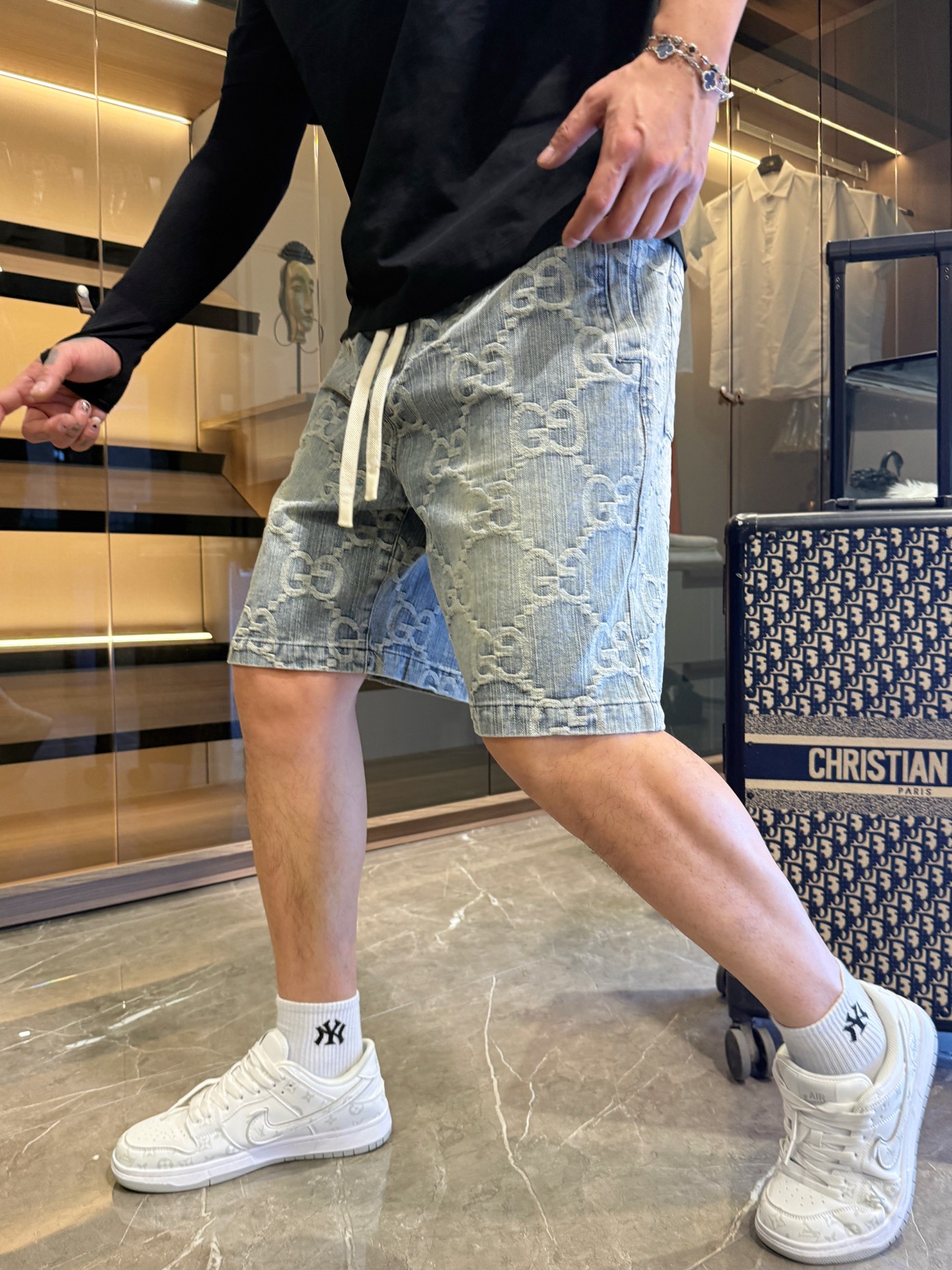 NO:477494,Guqi, complete three standards, 2025 summer new men's casual shorts, high-end custom fabric, breathable fabric, extremely breathable, elastic and comfortable, impeccable details, top-level auxiliary materials, original logo design concept, delicate and soft feel!  The upper body style is excellent!  Size M-XXXL order to report height and weight, shorts, alexander wang19860909古奇 三标齐全 2025夏季新款男士休闲短裤,高级定制面料透气面料 透气弹力舒适度极高,细节无可挑剔,顶级辅料配备,原版logo设计理念,手感细腻柔软！上身版型超赞！尺码M-XXXL下单报身高体重,,shorts,alexander wang,Men's clothing