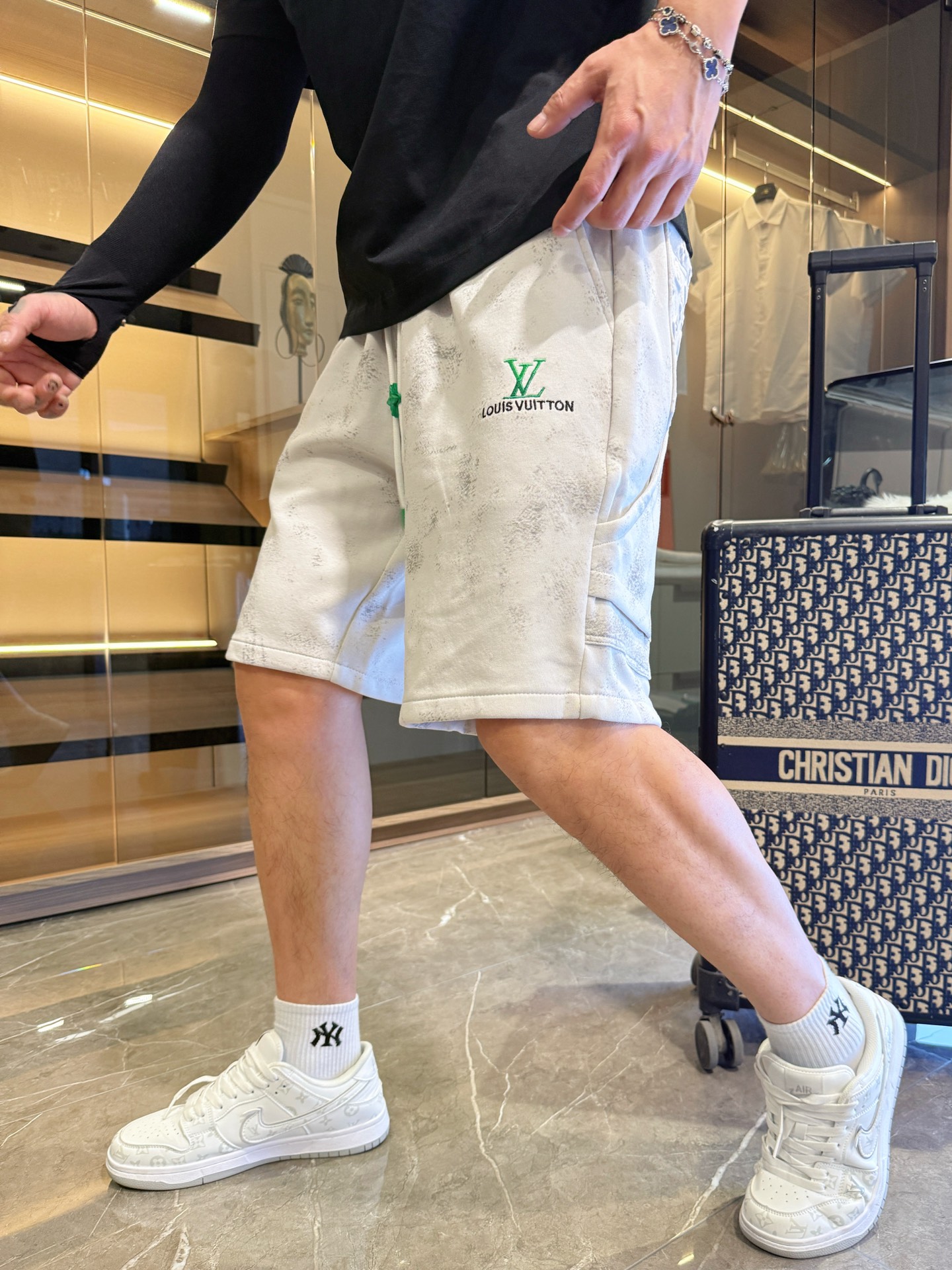 NO:477501,LV has three complete standards. 2025 summer new men's casual shorts, high-end custom fabric breathable fabric, extremely breathable, elastic and comfortable, impeccable details, top-level auxiliary materials, original logo design concept, delicate and soft feel!  The upper body style is excellent!  Size M-XXXL order to report height and weight, louis vuitton, shorts, alexander wang19860909LV 三标齐全 2025夏季新款男士休闲短裤,高级定制面料透气面料 透气弹力舒适度极高,细节无可挑剔,顶级辅料配备,原版logo设计理念,手感细腻柔软！上身版型超赞！尺码M-XXXL下单报身高体重,,louis vuitton,shorts,alexander wang,Men's clothing