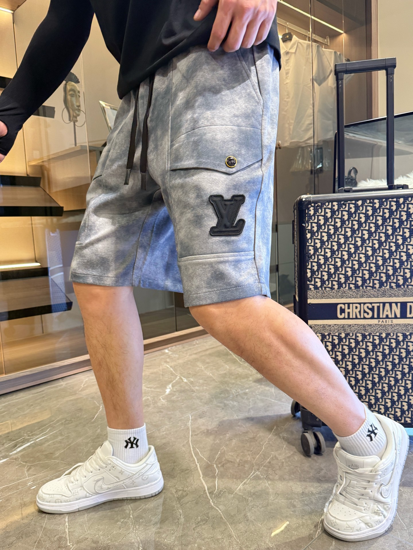 NO:430095,LV has three complete standards. 2025 summer new men's casual shorts, high-end custom fabric breathable fabric, extremely breathable, elastic and comfortable, impeccable details, top-level auxiliary materials, original logo design concept, delicate and soft feel!  The upper body style is excellent!  Size M-XXXL order to report height and weight, louis vuitton, shorts, alexander wang19860909LV 三标齐全 2025夏季新款男士休闲短裤,高级定制面料透气面料 透气弹力舒适度极高,细节无可挑剔,顶级辅料配备,原版logo设计理念,手感细腻柔软！上身版型超赞！尺码M-XXXL下单报身高体重,,louis vuitton,shorts,alexander wang,Men's clothing