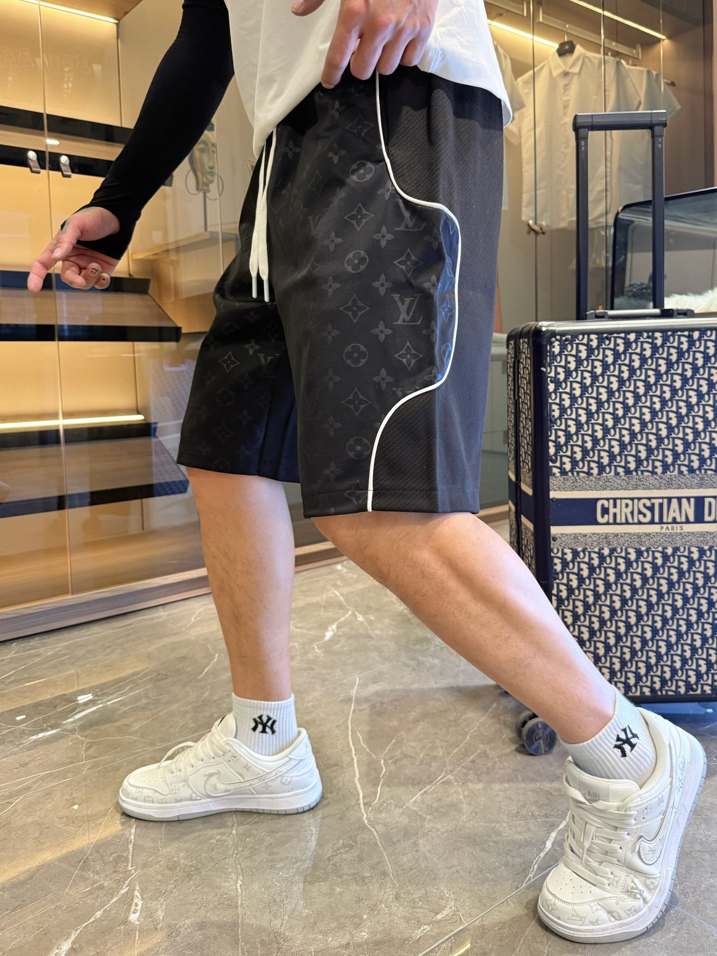 NO:477528,LV has three complete standards. 2025 summer new men's casual shorts, high-end custom fabric breathable fabric, extremely breathable, elastic and comfortable, impeccable details, top-level auxiliary materials, original logo design concept, delicate and soft feel!  The upper body style is excellent!  Size M-XXXL order to report height and weight, louis vuitton, shorts, alexander wang19860909LV 三标齐全 2025夏季新款男士休闲短裤,高级定制面料透气面料 透气弹力舒适度极高,细节无可挑剔,顶级辅料配备,原版logo设计理念,手感细腻柔软！上身版型超赞！尺码M-XXXL下单报身高体重,,louis vuitton,shorts,alexander wang,Men's clothing