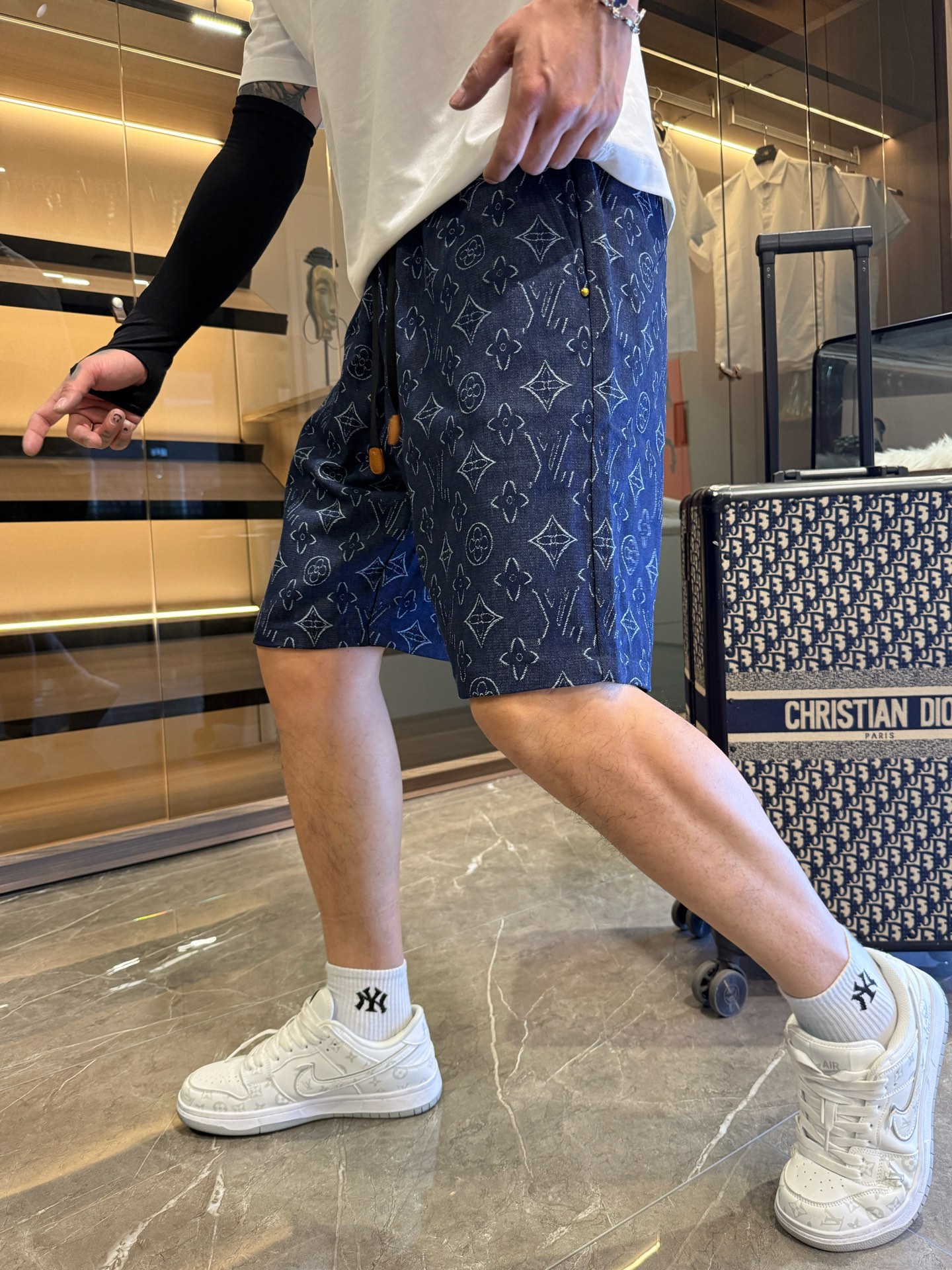 NO:477515,LV has three complete standards. 2025 summer new men's casual shorts, high-end custom fabric breathable fabric, extremely breathable, elastic and comfortable, impeccable details, top-level auxiliary materials, original logo design concept, delicate and soft feel!  The upper body style is excellent!  Size M-XXXL order to report height and weight, louis vuitton, shorts, alexander wang19860909LV 三标齐全 2025夏季新款男士休闲短裤,高级定制面料透气面料 透气弹力舒适度极高,细节无可挑剔,顶级辅料配备,原版logo设计理念,手感细腻柔软！上身版型超赞！尺码M-XXXL下单报身高体重,,louis vuitton,shorts,alexander wang,Men's clothing