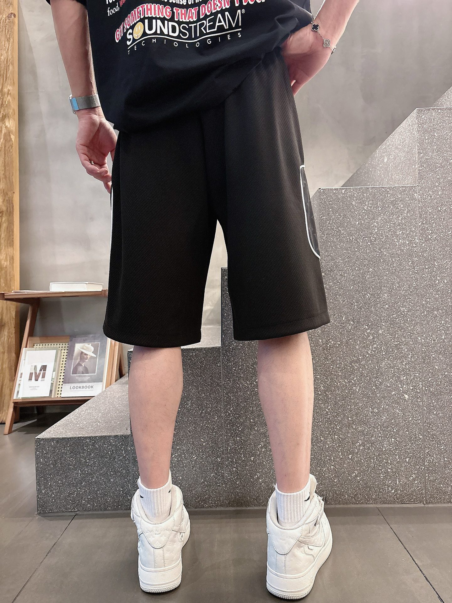 LV  三标齐全    2026夏季新款男士休闲短裤，高级定制面料透气面料 透气弹力舒适度极高，细节无可
