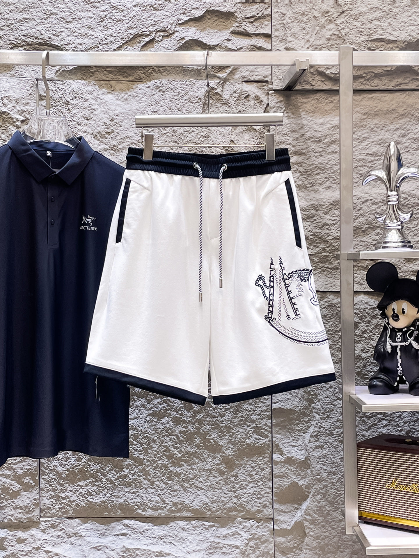 NO:775055,Mouth-mounted, complete with three standards, 2026 new summer men's casual shorts, advanced custom-made breathable fabrics, extremely breathable, elastic and comfortable, with impeccable details, top-grade accessories, original logo design concept, delicate and soft feel!  The upper body fit is awesome!  Sizes M-XXXL, please state your height and weight when ordering,,Moncler,shorts,19860909蒙口 三标齐全 2026夏季新款男士休闲短裤,高级定制面料透气面料 透气弹力舒适度极高,细节无可挑剔,顶级辅料配备,原版logo设计理念,手感细腻柔软！上身版型超赞！尺码M-XXXL下单报身高体重,,Moncler,shorts,,Men's clothing