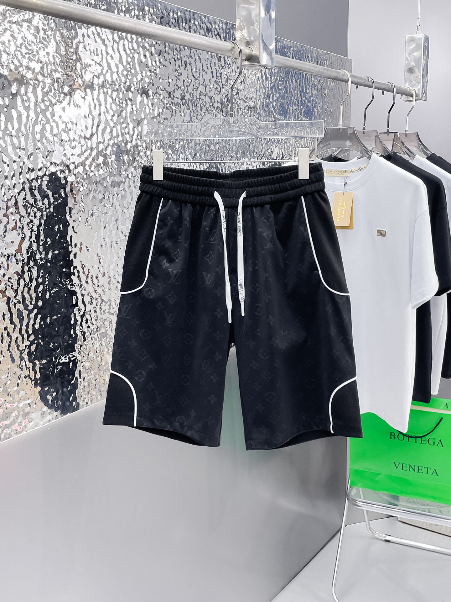 NO:915178,LV three-standard complete 2026 new summer men's casual shorts, advanced custom-made breathable fabrics, extremely breathable, elastic and comfortable, impeccable details, top-grade accessories, original logo design concept, delicate and soft feel!  The upper body fit is awesome!  Sizes M-XXXL, please state your height and weight when ordering,,louis vuitton,shorts,19860909LV三标齐全 2026夏季新款男士休闲短裤,高级定制面料透气面料 透气弹力舒适度极高,细节无可挑剔,顶级辅料配备,原版logo设计理念,手感细腻柔软！上身版型超赞！尺码M-XXXL下单报身高体重,,louis vuitton,shorts,,Men's clothing