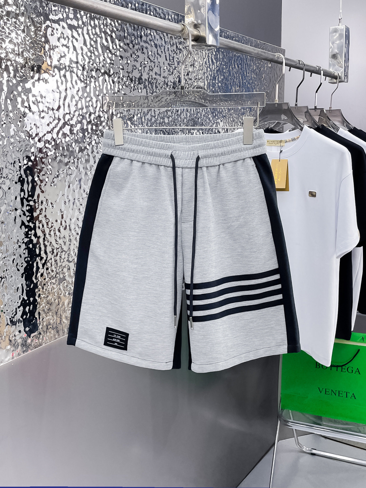 NO:915181,TB three-standard complete 2026 new summer men's casual shorts, advanced custom-made breathable fabrics, extremely breathable, elastic and comfortable, impeccable details, top-grade accessories, original logo design concept, delicate and soft feel!  The upper body fit is awesome!  Sizes M-XXXL, please state your height and weight when ordering,,shorts,19860909TB三标齐全 2026夏季新款男士休闲短裤,高级定制面料透气面料 透气弹力舒适度极高,细节无可挑剔,顶级辅料配备,原版logo设计理念,手感细腻柔软！上身版型超赞！尺码M-XXXL下单报身高体重,,shorts,,Men's clothing