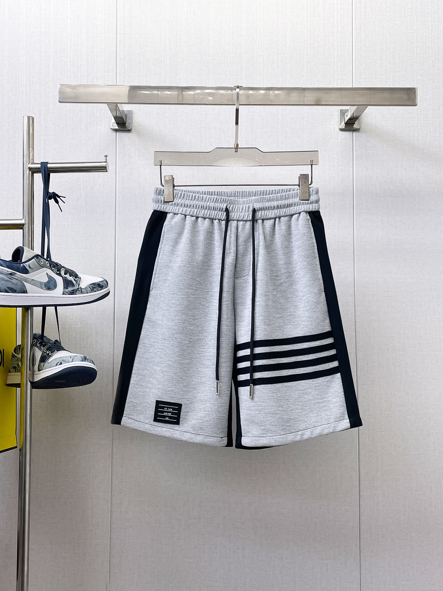 NO:410499,TB three-standard complete, new summer casual shorts, high-end custom fabric breathable fabric, extremely breathable, elastic and comfortable, impeccable details, top-level auxiliary materials, original logo design concept, delicate and soft feel!  The upper body style is excellent!  Size M-XXXL order to report height and weight, shorts, alexander wang19860909TB三标齐全 夏季新款男士休闲短裤,高级定制面料透气面料 透气弹力舒适度极高,细节无可挑剔,顶级辅料配备,原版logo设计理念,手感细腻柔软！上身版型超赞！尺码M-XXXL下单报身高体重,,shorts,alexander wang,Men's clothing