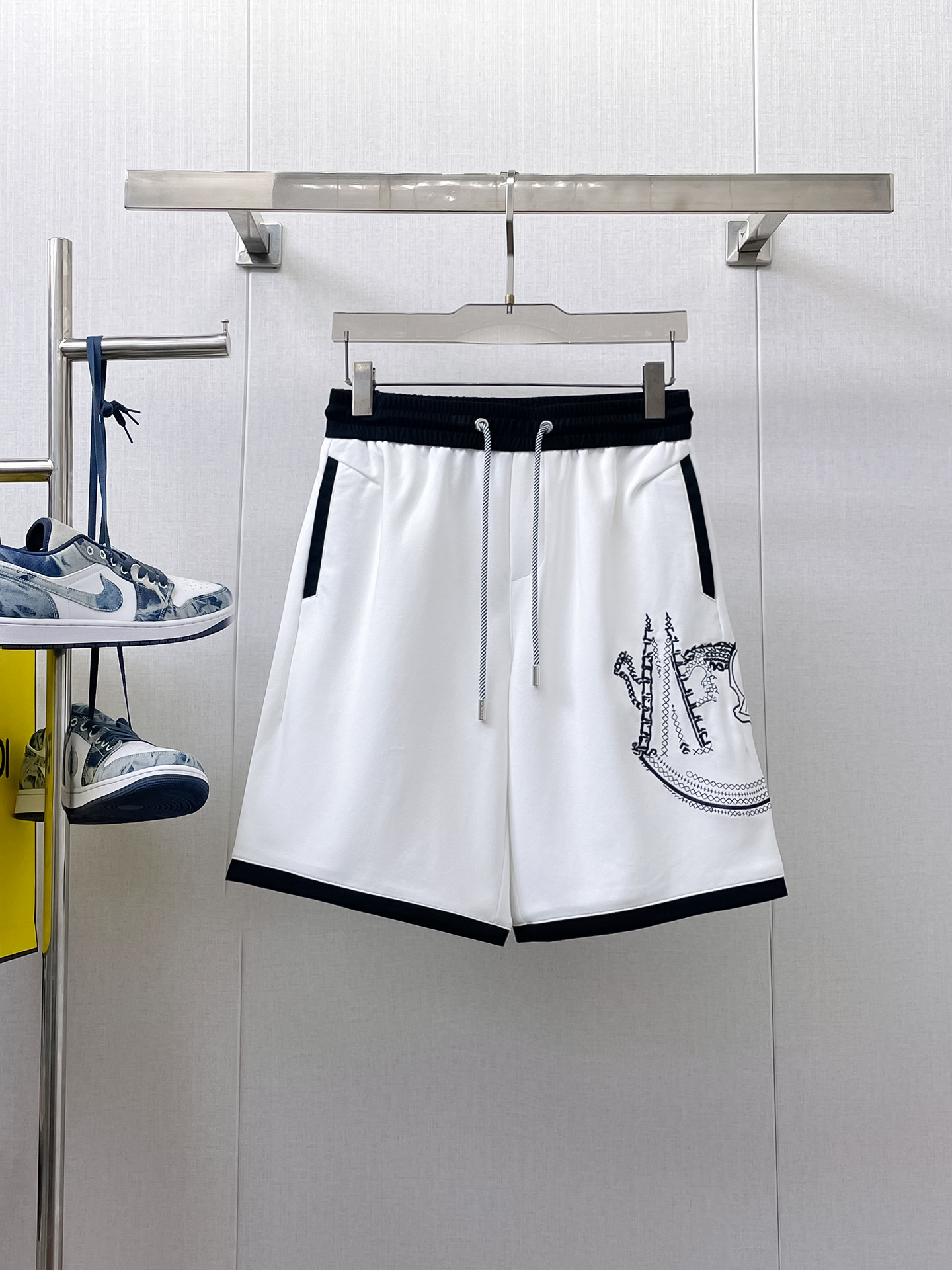 NO:410492,Complete three-stamped mouth masks. New summer casual shorts, high-end custom fabric breathable fabric, extremely breathable, elastic and comfortable, impeccable details, top-level auxiliary materials, original logo design concept, delicate and soft feel!  The upper body style is excellent!  Size M-XXXL order to report height and weight, Moncler, shorts, alexander wang19860909蒙口三标齐全 夏季新款男士休闲短裤,高级定制面料透气面料 透气弹力舒适度极高,细节无可挑剔,顶级辅料配备,原版logo设计理念,手感细腻柔软！上身版型超赞！尺码M-XXXL下单报身高体重,,Moncler,shorts,alexander wang,Men's clothing