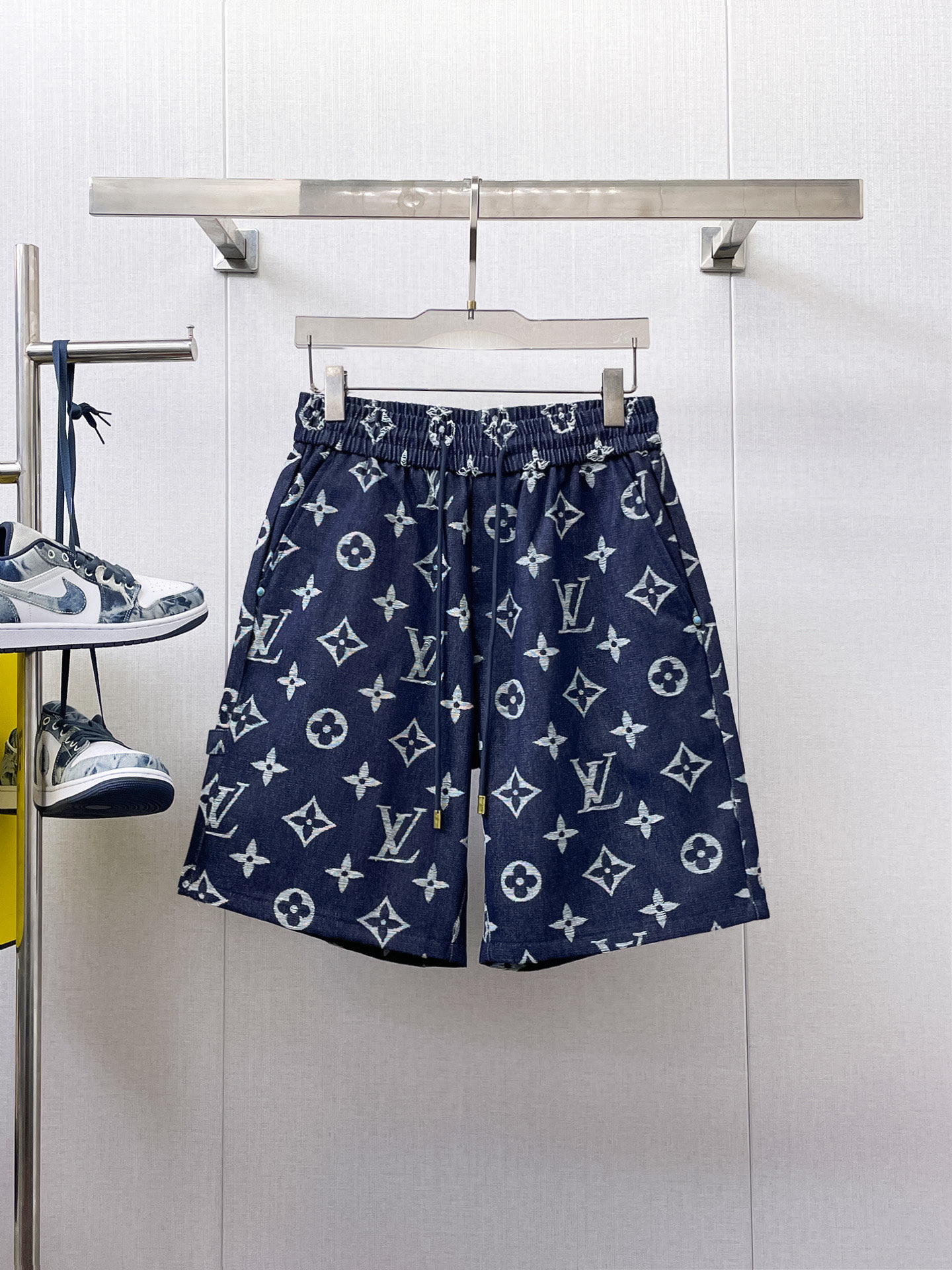 NO:410510,The LV three-standard new summer men's casual shorts, high-end custom fabric breathable fabric, extremely breathable elastic and comfortable, impeccable details, top-level auxiliary materials, original logo design concept, delicate and soft feel!  The upper body style is excellent!  Size M-XXXL order to report height and weight, louis vuitton, shorts, alexander wang19860909LV三标齐全 夏季新款男士休闲短裤,高级定制面料透气面料 透气弹力舒适度极高,细节无可挑剔,顶级辅料配备,原版logo设计理念,手感细腻柔软！上身版型超赞！尺码M-XXXL下单报身高体重,,louis vuitton,shorts,alexander wang,Men's clothing