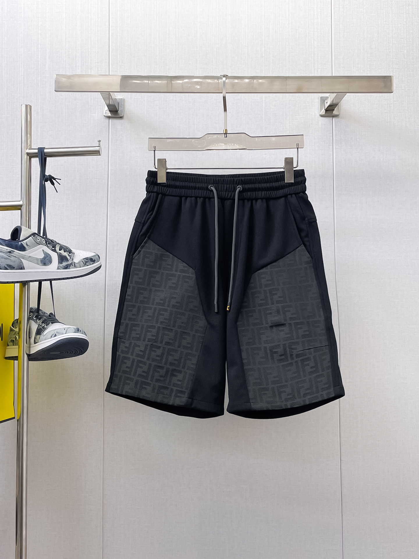 NO:410523,Fendi’s three-standard complete summer new men’s casual shorts, high-end custom fabric breathable fabric, extremely breathable, elastic and comfortable, impeccable details, top-level auxiliary materials, original logo design concept, delicate and soft feel!  The upper body style is excellent!  Size M-XXXL order to report height and weight, fendi, shorts, alexander wang19860909芬迪三标齐全 夏季新款男士休闲短裤,高级定制面料透气面料 透气弹力舒适度极高,细节无可挑剔,顶级辅料配备,原版logo设计理念,手感细腻柔软！上身版型超赞！尺码M-XXXL下单报身高体重,,fendi,shorts,alexander wang,Men's clothing