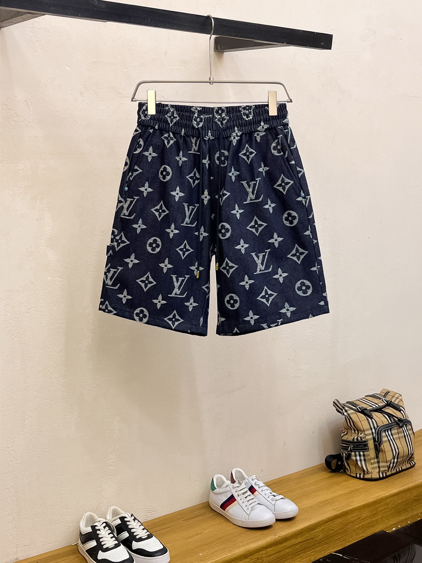 NO:449171,The LV three-standard new 2025 summer casual shorts, high-end custom fabric breathable fabric, extremely breathable, elastic and comfortable, impeccable details, top-level auxiliary materials, original logo design concept, delicate and soft feel!  The upper body style is excellent!  Size M-XXXL order to report height and weight, louis vuitton, shorts, alexander wang19860909LV三标齐全 2025夏季新款男士休闲短裤,高级定制面料透气面料 透气弹力舒适度极高,细节无可挑剔,顶级辅料配备,原版logo设计理念,手感细腻柔软！上身版型超赞！尺码M-XXXL下单报身高体重,,louis vuitton,shorts,alexander wang,Men's clothing