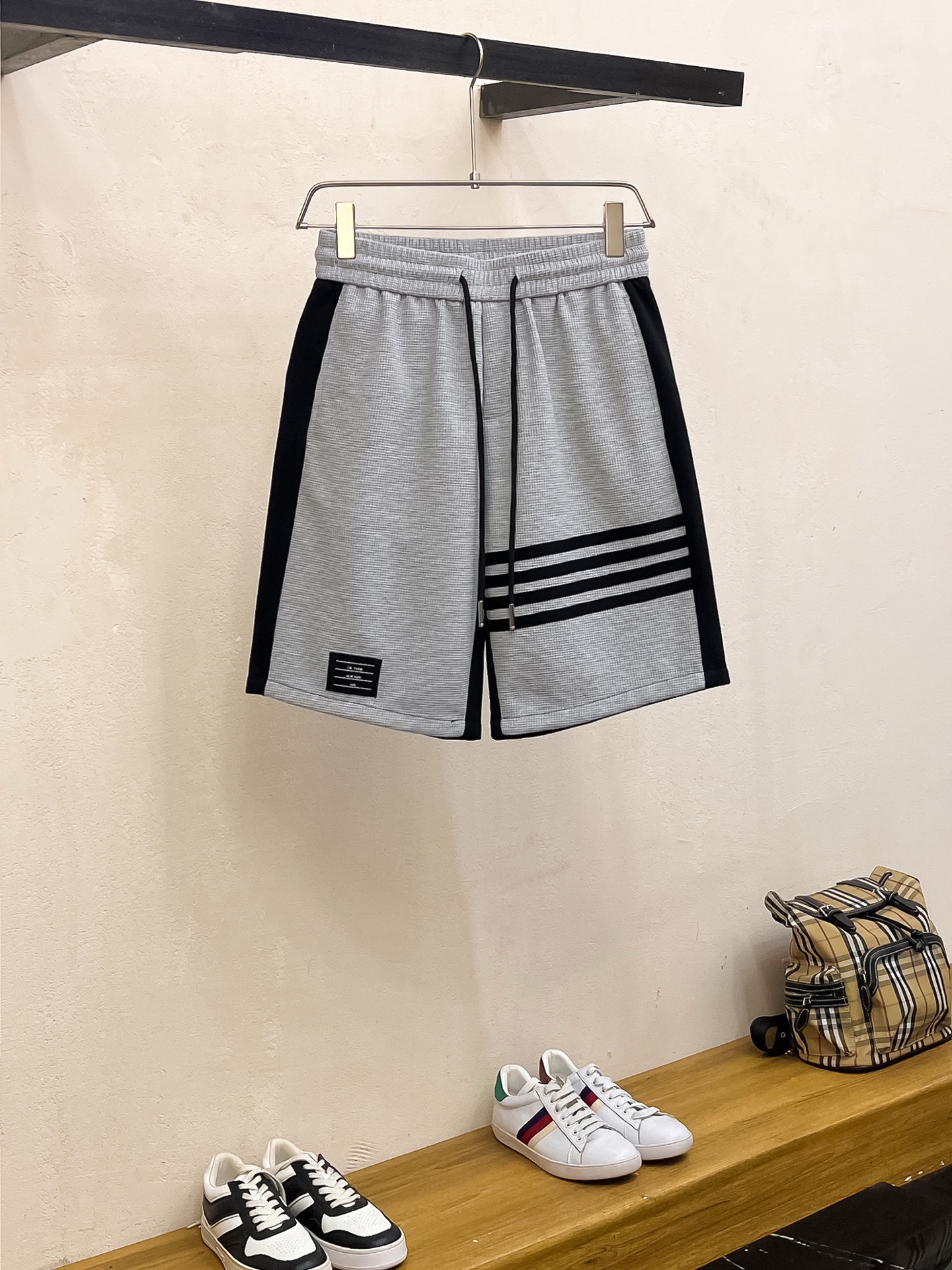 NO:449179,TB three standards are complete. 2025 summer new men's casual shorts, high-end custom fabric breathable fabric, extremely breathable, elastic and comfortable, impeccable details, top-level auxiliary materials, original logo design concept, delicate and soft feel!  The upper body style is excellent!  Size M-XXXL order to report height and weight, shorts, alexander wang19860909TB三标齐全 2025夏季新款男士休闲短裤,高级定制面料透气面料 透气弹力舒适度极高,细节无可挑剔,顶级辅料配备,原版logo设计理念,手感细腻柔软！上身版型超赞！尺码M-XXXL下单报身高体重,,shorts,alexander wang,Men's clothing