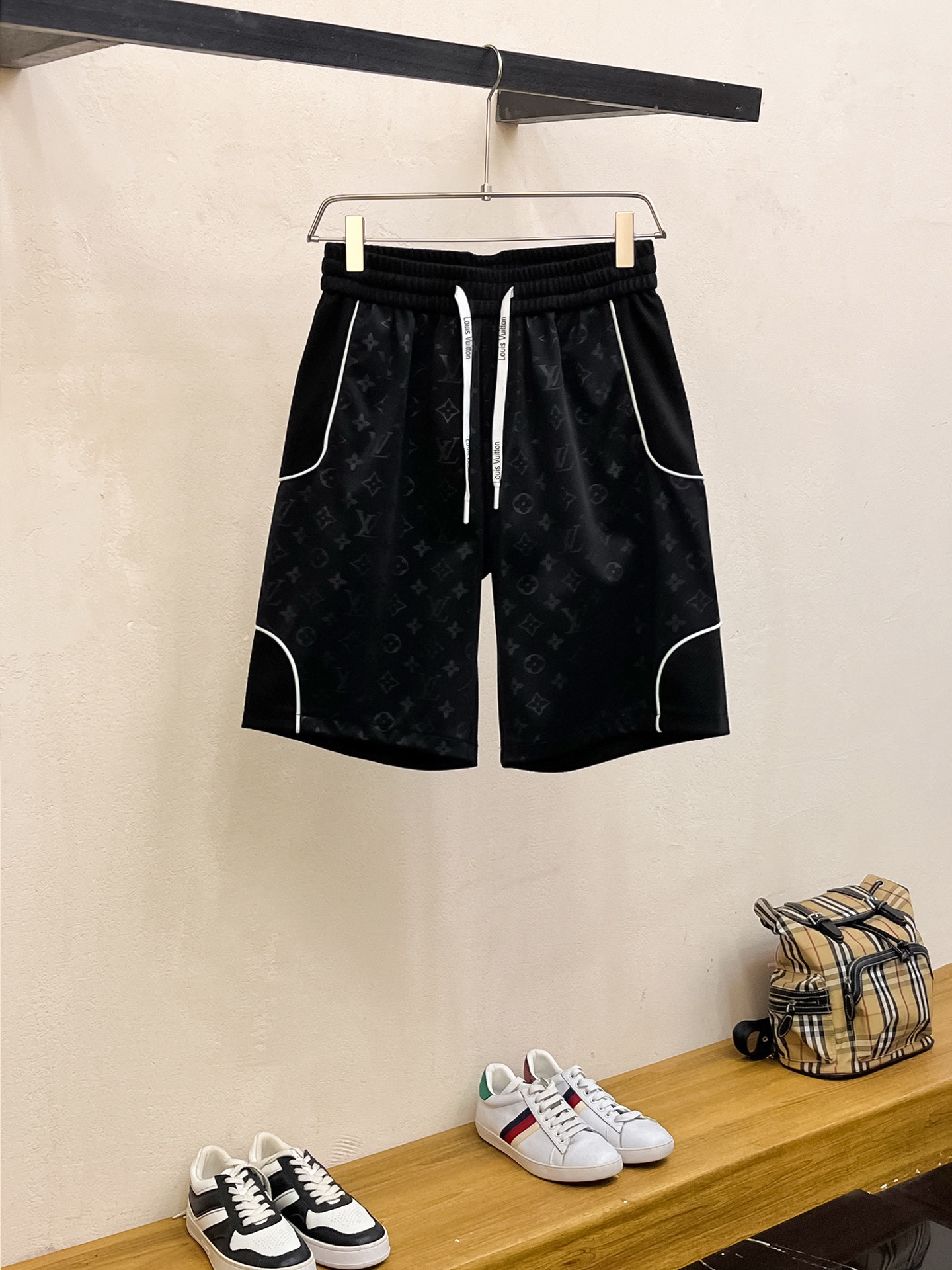 NO:449186,The LV three-standard new 2025 summer casual shorts, high-end custom fabric breathable fabric, extremely breathable, elastic and comfortable, impeccable details, top-level auxiliary materials, original logo design concept, delicate and soft feel!  The upper body style is excellent!  Size M-XXXL order to report height and weight, louis vuitton, shorts, alexander wang19860909LV三标齐全 2025夏季新款男士休闲短裤,高级定制面料透气面料 透气弹力舒适度极高,细节无可挑剔,顶级辅料配备,原版logo设计理念,手感细腻柔软！上身版型超赞！尺码M-XXXL下单报身高体重,,louis vuitton,shorts,alexander wang,Men's clothing