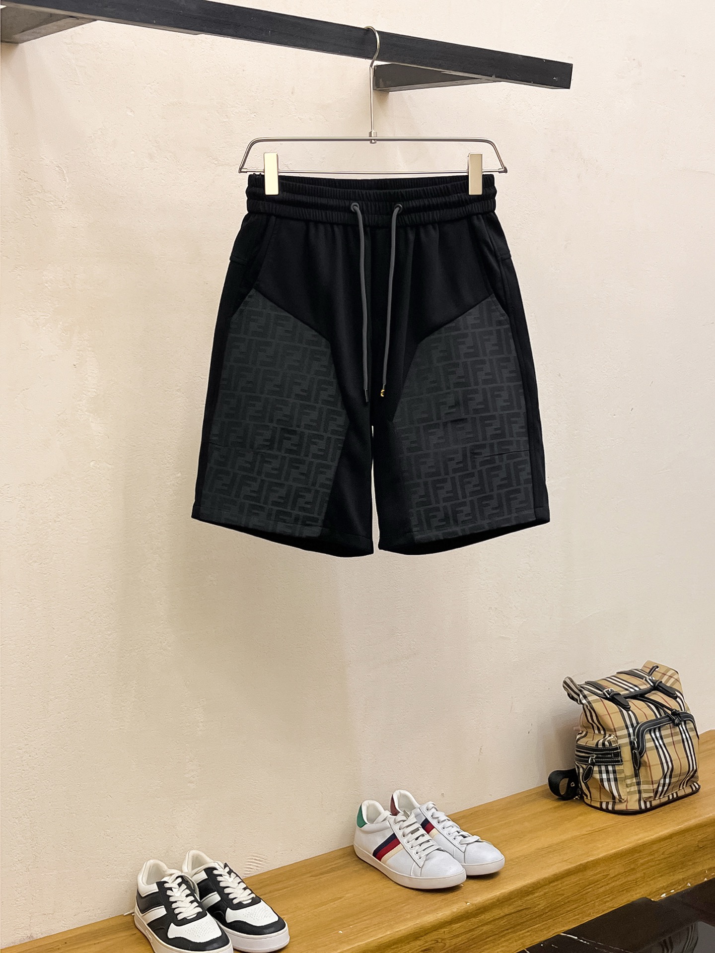 NO:449193,Fendi’s three standards are complete. 2025 summer new men’s casual shorts, high-end customized fabric breathable fabric, extremely breathable, elastic and comfortable, impeccable details, top-level auxiliary materials, original logo design concept, delicate and soft feel!  The upper body style is excellent!  Size M-XXXL order to report height and weight, fendi, shorts, alexander wang19860909芬迪三标齐全 2025夏季新款男士休闲短裤,高级定制面料透气面料 透气弹力舒适度极高,细节无可挑剔,顶级辅料配备,原版logo设计理念,手感细腻柔软！上身版型超赞！尺码M-XXXL下单报身高体重,,fendi,shorts,alexander wang,Men's clothing