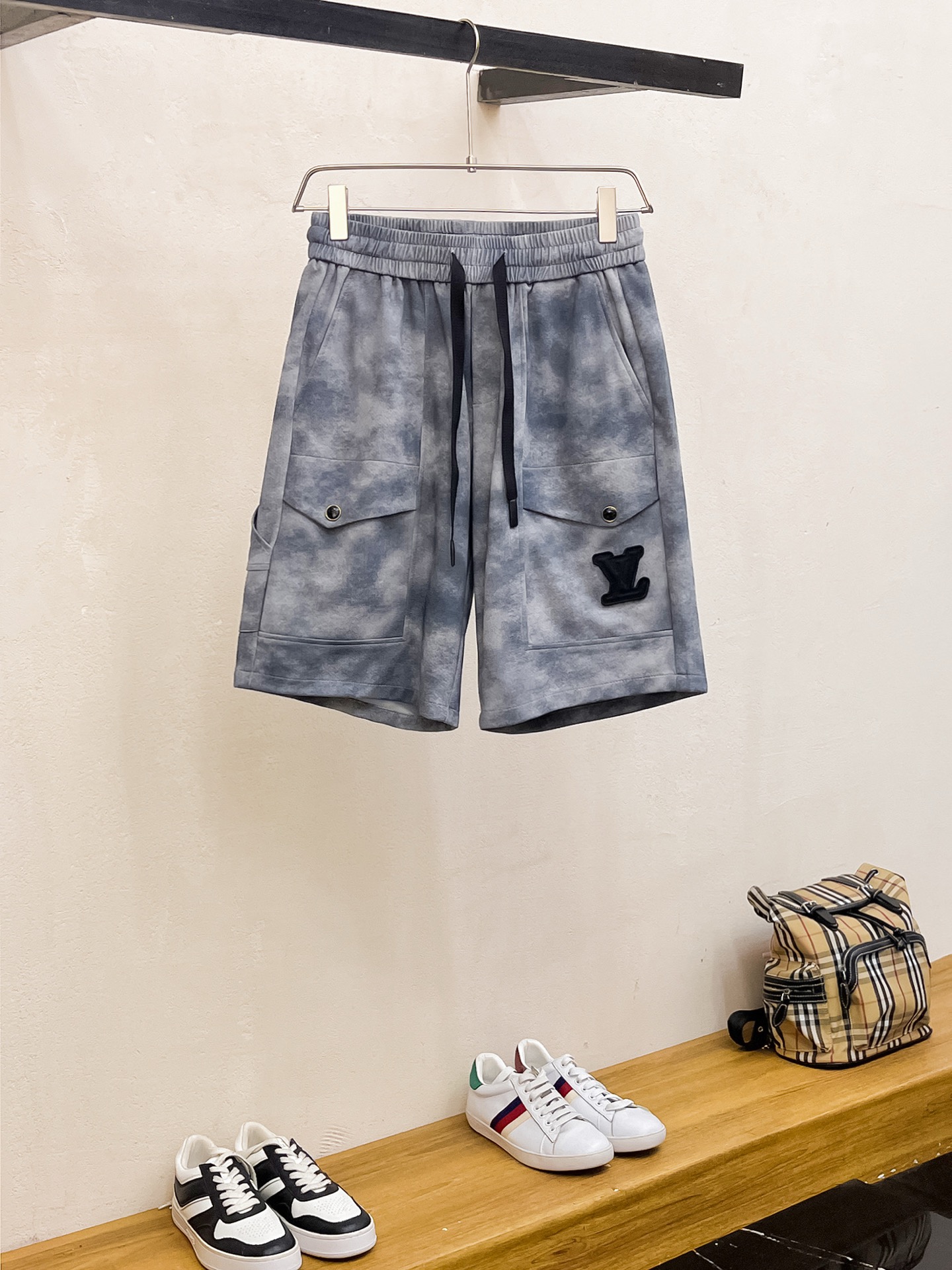 NO:449200,The LV three-standard new 2025 summer casual shorts, high-end custom fabric breathable fabric, extremely breathable, elastic and comfortable, impeccable details, top-level auxiliary materials, original logo design concept, delicate and soft feel!  The upper body style is excellent!  Size M-XXXL order to report height and weight, louis vuitton, shorts, alexander wang19860909LV三标齐全 2025夏季新款男士休闲短裤,高级定制面料透气面料 透气弹力舒适度极高,细节无可挑剔,顶级辅料配备,原版logo设计理念,手感细腻柔软！上身版型超赞！尺码M-XXXL下单报身高体重,,louis vuitton,shorts,alexander wang,Men's clothing