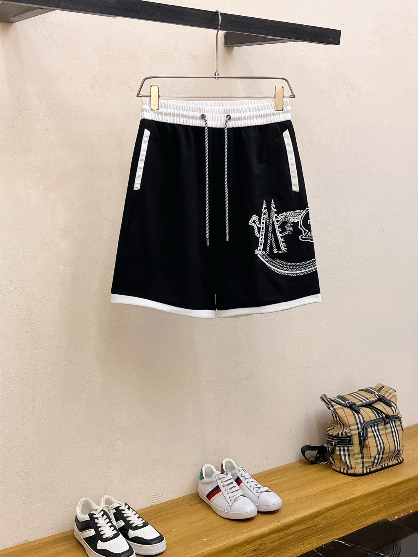 NO:449151,Complete three-stitched masks. 2025 summer new men's casual shorts, high-end custom fabric breathable fabric, extremely breathable, elastic and comfortable, impeccable details, top-level auxiliary materials, original logo design concept, delicate and soft feel!  The upper body style is excellent!  Size M-XXXL order to report height and weight, Moncler, shorts, alexander wang19860909蒙口三标齐全 2025夏季新款男士休闲短裤,高级定制面料透气面料 透气弹力舒适度极高,细节无可挑剔,顶级辅料配备,原版logo设计理念,手感细腻柔软！上身版型超赞！尺码M-XXXL下单报身高体重,,Moncler,shorts,alexander wang,Men's clothing