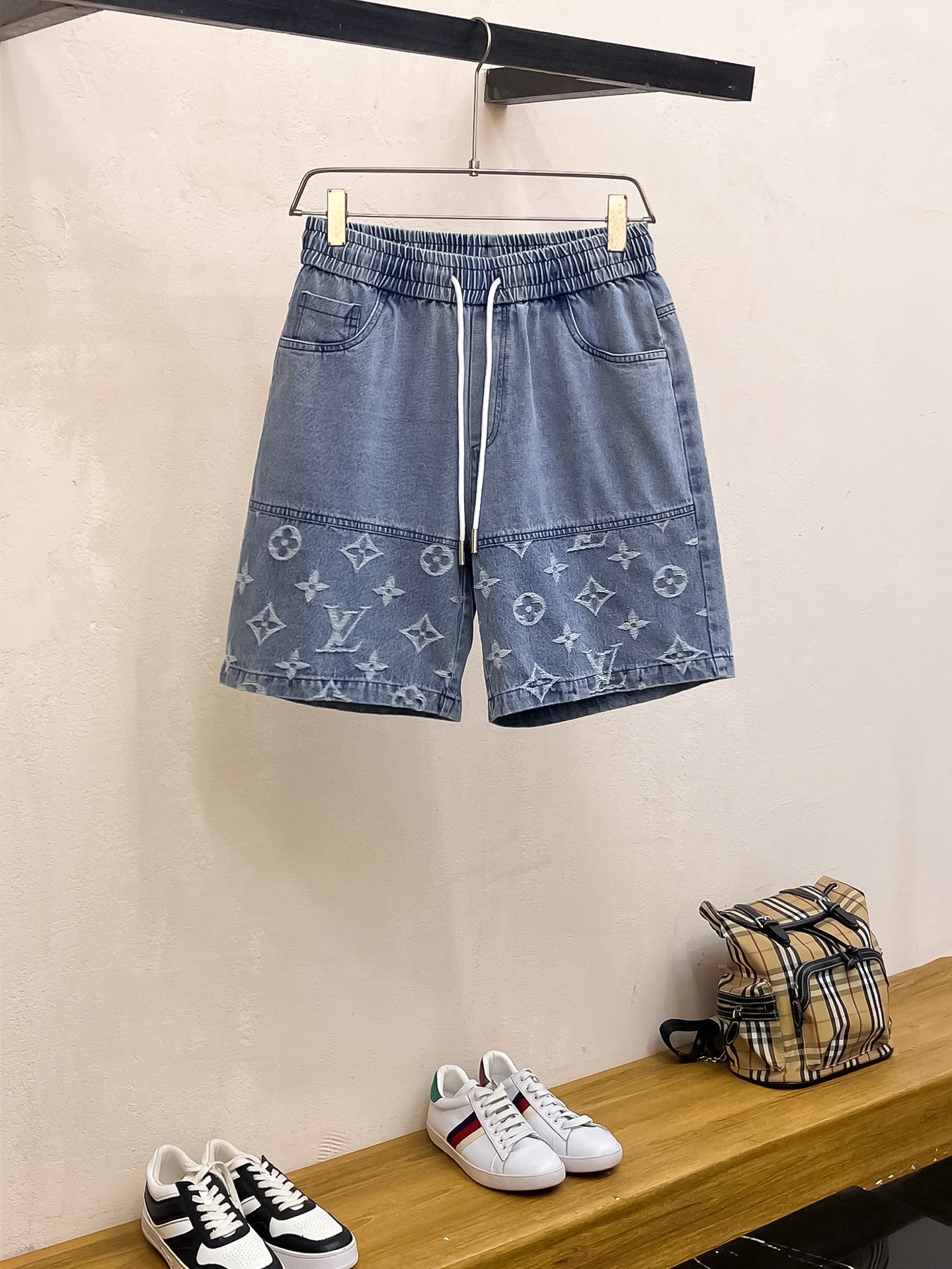 NO:449158,The LV three-standard new 2025 summer casual shorts, high-end custom fabric breathable fabric, extremely breathable, elastic and comfortable, impeccable details, top-level auxiliary materials, original logo design concept, delicate and soft feel!  The upper body style is excellent!  Size M-XXXL order to report height and weight, louis vuitton, shorts, alexander wang19860909LV三标齐全 2025夏季新款男士休闲短裤,高级定制面料透气面料 透气弹力舒适度极高,细节无可挑剔,顶级辅料配备,原版logo设计理念,手感细腻柔软！上身版型超赞！尺码M-XXXL下单报身高体重,,louis vuitton,shorts,alexander wang,Men's clothing