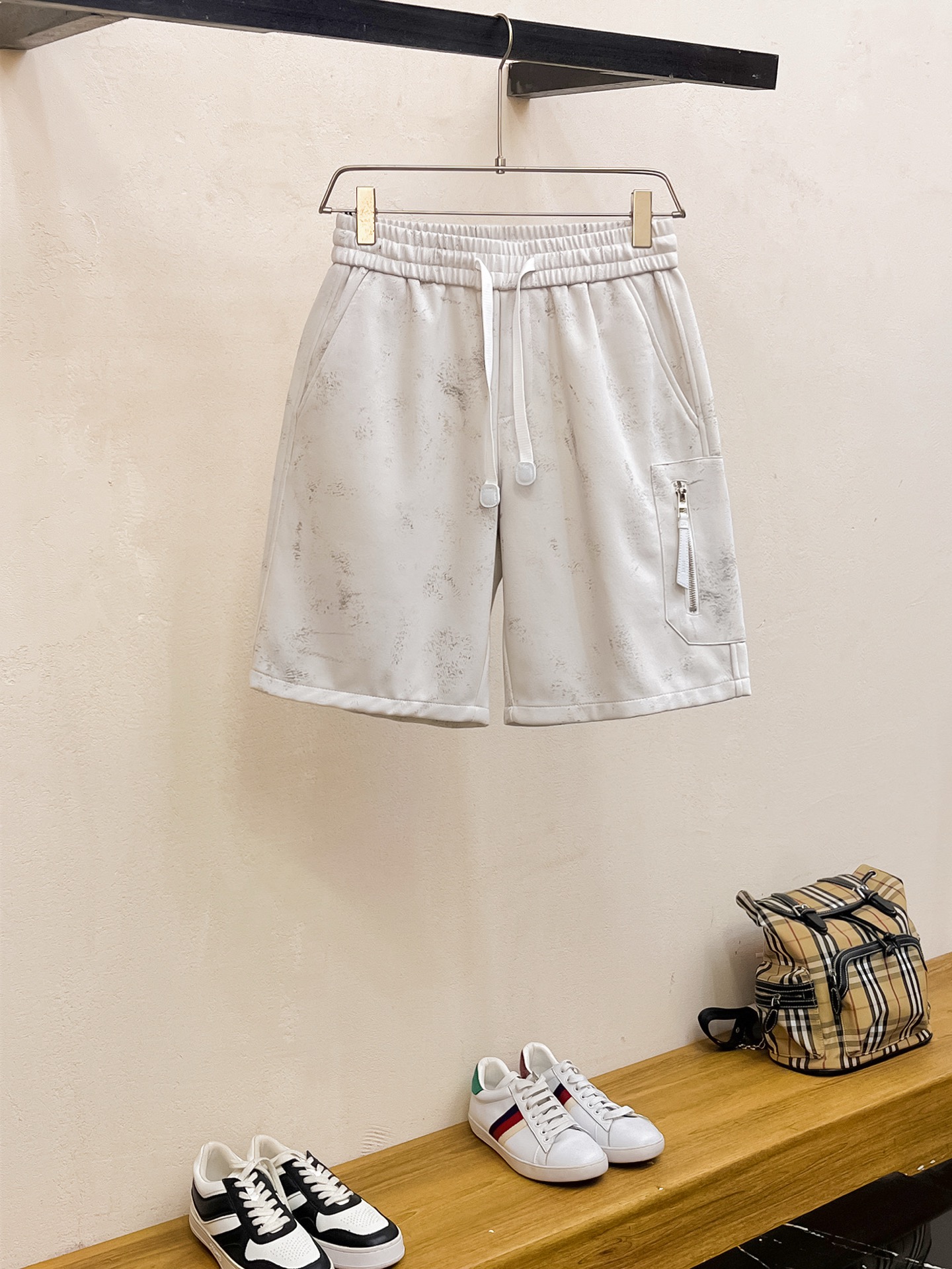 NO:449166,Luo Yiwei has three complete standards. The new 2025 summer casual shorts, high-end customized fabric breathable fabric, extremely breathable, elastic and comfortable, impeccable details, top-level auxiliary materials, original logo design concept, delicate and soft feel!  The upper body style is excellent!  Size M-XXXL order to report height and weight, loewe, shorts, alexander wang19860909罗意威三标齐全 2025夏季新款男士休闲短裤,高级定制面料透气面料 透气弹力舒适度极高,细节无可挑剔,顶级辅料配备,原版logo设计理念,手感细腻柔软！上身版型超赞！尺码M-XXXL下单报身高体重,,loewe,shorts,alexander wang,Men's clothing