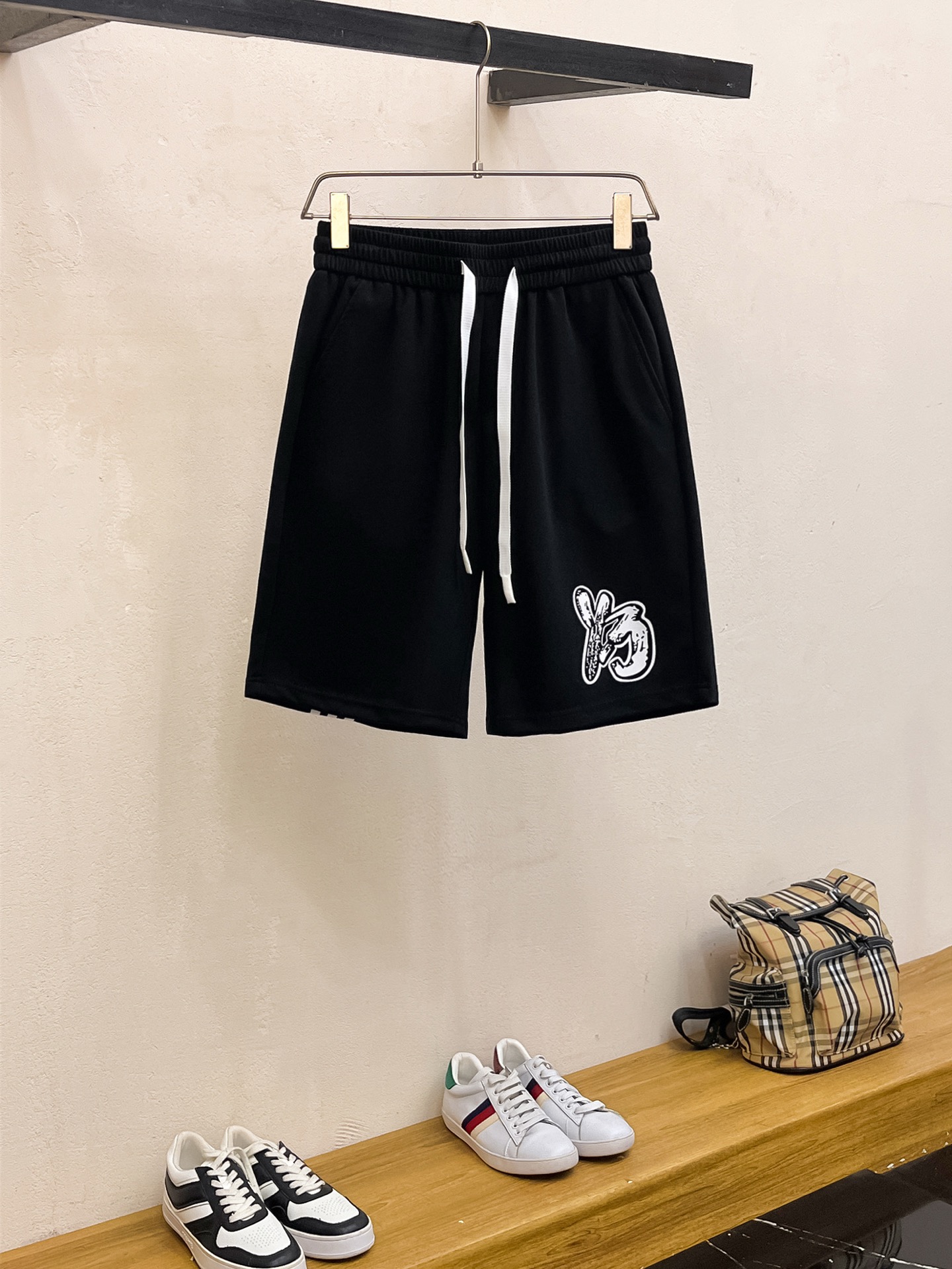 NO:449173,Y3 has complete three standards. 2025 summer new men's casual shorts, high-end custom fabric breathable fabric, extremely breathable, elastic and comfortable, impeccable details, top-level auxiliary materials, original logo design concept, delicate and soft feel!  The upper body style is excellent!  Size M-XXXL order to report height and weight, shorts, alexander wang19860909Y3三标齐全 2025夏季新款男士休闲短裤,高级定制面料透气面料 透气弹力舒适度极高,细节无可挑剔,顶级辅料配备,原版logo设计理念,手感细腻柔软！上身版型超赞！尺码M-XXXL下单报身高体重,,shorts,alexander wang,Men's clothing