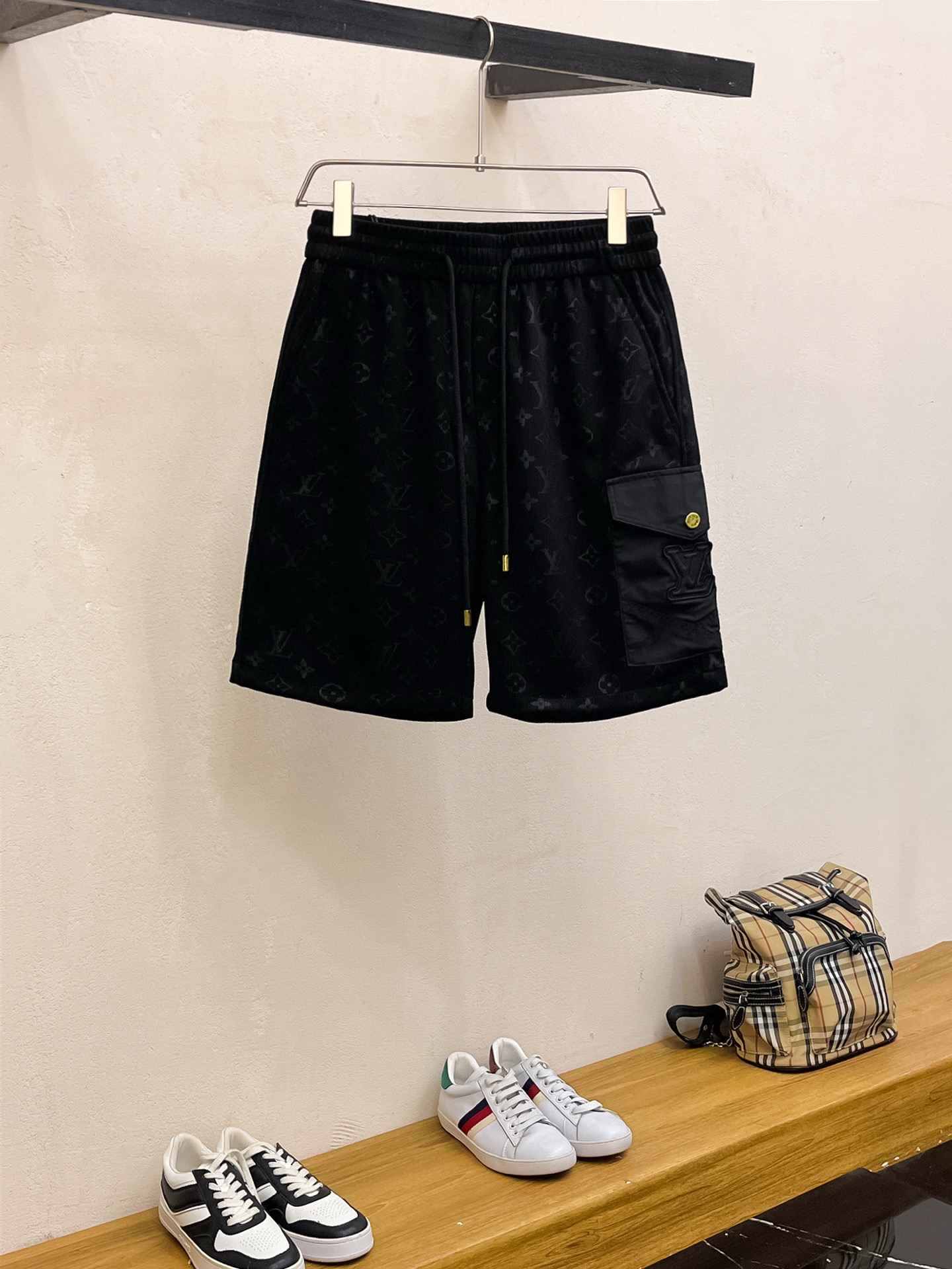 NO:449180,The LV three-standard new 2025 summer casual shorts, high-end custom fabric breathable fabric, extremely breathable, elastic and comfortable, impeccable details, top-level auxiliary materials, original logo design concept, delicate and soft feel!  The upper body style is excellent!  Size M-XXXL order to report height and weight, louis vuitton, shorts, alexander wang19860909LV三标齐全 2025夏季新款男士休闲短裤,高级定制面料透气面料 透气弹力舒适度极高,细节无可挑剔,顶级辅料配备,原版logo设计理念,手感细腻柔软！上身版型超赞！尺码M-XXXL下单报身高体重,,louis vuitton,shorts,alexander wang,Men's clothing