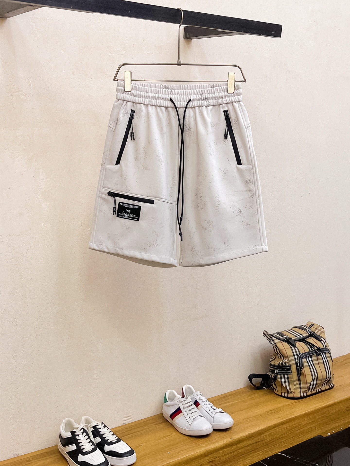 NO:449187,Y3 has complete three standards. 2025 summer new men's casual shorts, high-end custom fabric breathable fabric, extremely breathable, elastic and comfortable, impeccable details, top-level auxiliary materials, original logo design concept, delicate and soft feel!  The upper body style is excellent!  Size M-XXXL order to report height and weight, shorts, alexander wang19860909Y3三标齐全 2025夏季新款男士休闲短裤,高级定制面料透气面料 透气弹力舒适度极高,细节无可挑剔,顶级辅料配备,原版logo设计理念,手感细腻柔软！上身版型超赞！尺码M-XXXL下单报身高体重,,shorts,alexander wang,Men's clothing