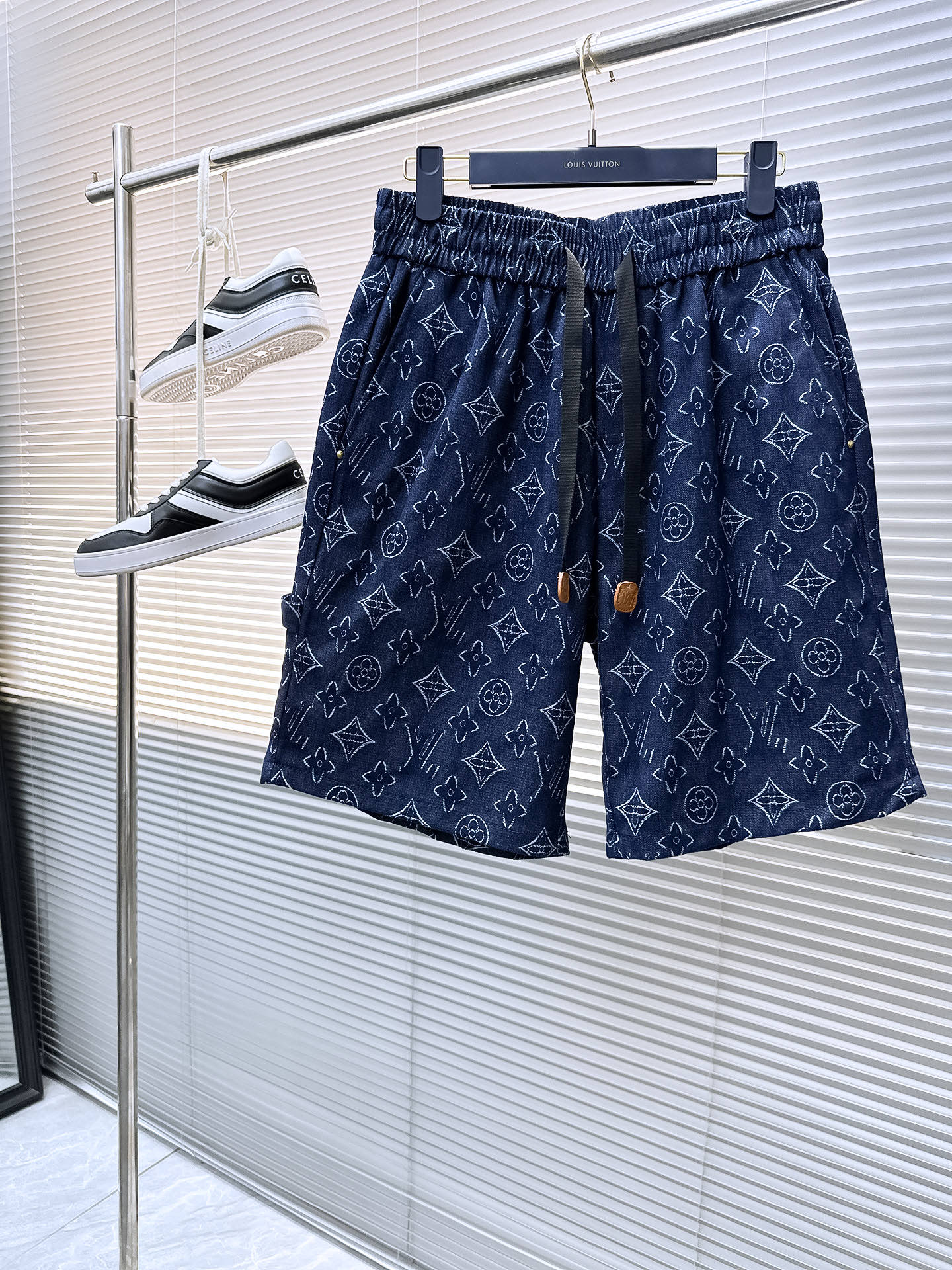 NO:458267,The LV three-standard new summer men's casual shorts, high-end custom fabric breathable fabric, extremely breathable elastic and comfortable, impeccable details, top-level auxiliary materials, original logo design concept, delicate and soft feel!  The upper body style is excellent!  Size M-XXXL order to report height and weight, louis vuitton, shorts, alexander wang19860909LV三标齐全 夏季新款男士休闲短裤,高级定制面料透气面料 透气弹力舒适度极高,细节无可挑剔,顶级辅料配备,原版logo设计理念,手感细腻柔软！上身版型超赞！尺码M-XXXL下单报身高体重,,louis vuitton,shorts,alexander wang,Men's clothing