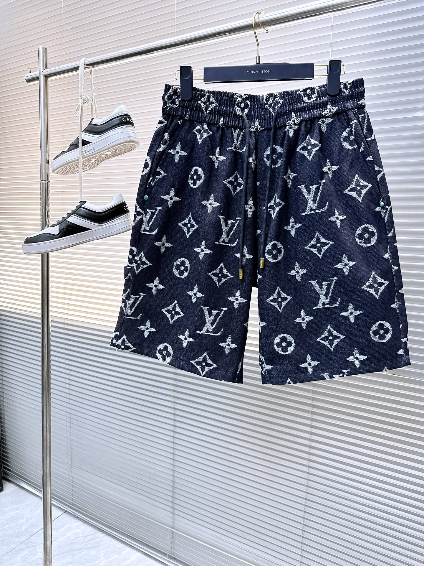 NO:458272,The LV three-standard new summer men's casual shorts, high-end custom fabric breathable fabric, extremely breathable elastic and comfortable, impeccable details, top-level auxiliary materials, original logo design concept, delicate and soft feel!  The upper body style is excellent!  Size M-XXXL order to report height and weight, louis vuitton, shorts, alexander wang19860909LV三标齐全 夏季新款男士休闲短裤,高级定制面料透气面料 透气弹力舒适度极高,细节无可挑剔,顶级辅料配备,原版logo设计理念,手感细腻柔软！上身版型超赞！尺码M-XXXL下单报身高体重,,louis vuitton,shorts,alexander wang,Men's clothing